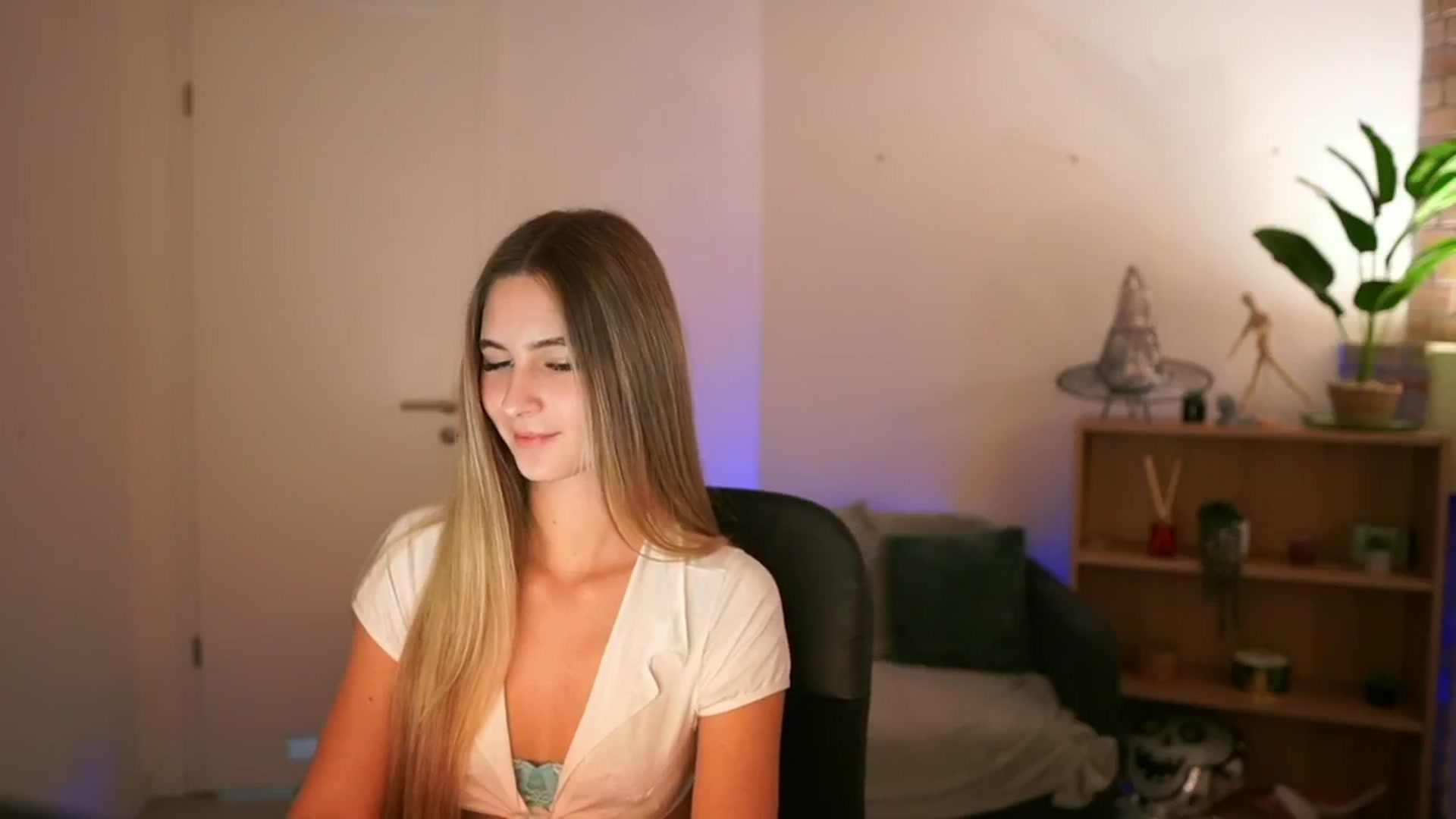 Gallery image thumbnail from CuteGirl_18's myfreecams stream on, 12/18/2024, 18:26 image 2 of 20
