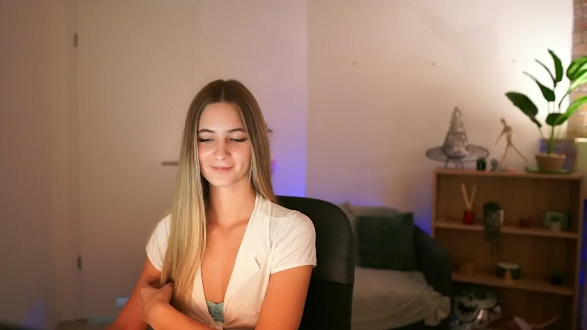 Gallery image thumbnail from CuteGirl_18's myfreecams stream on, 12/18/2024, 18:26 image 1 of 20