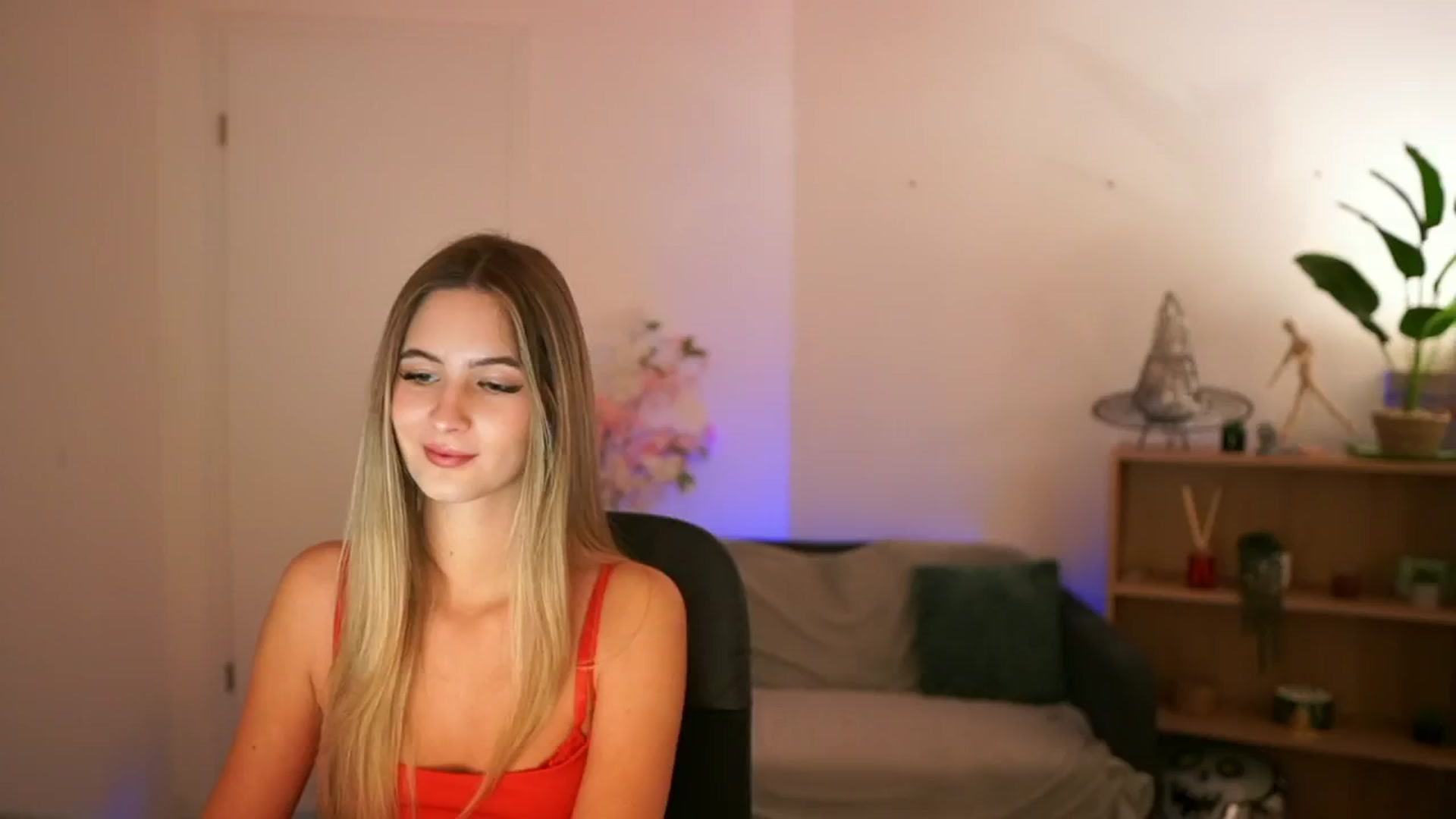 Gallery image thumbnail from CuteGirl_18's myfreecams stream on, 12/19/2024, 14:41 image 4 of 20