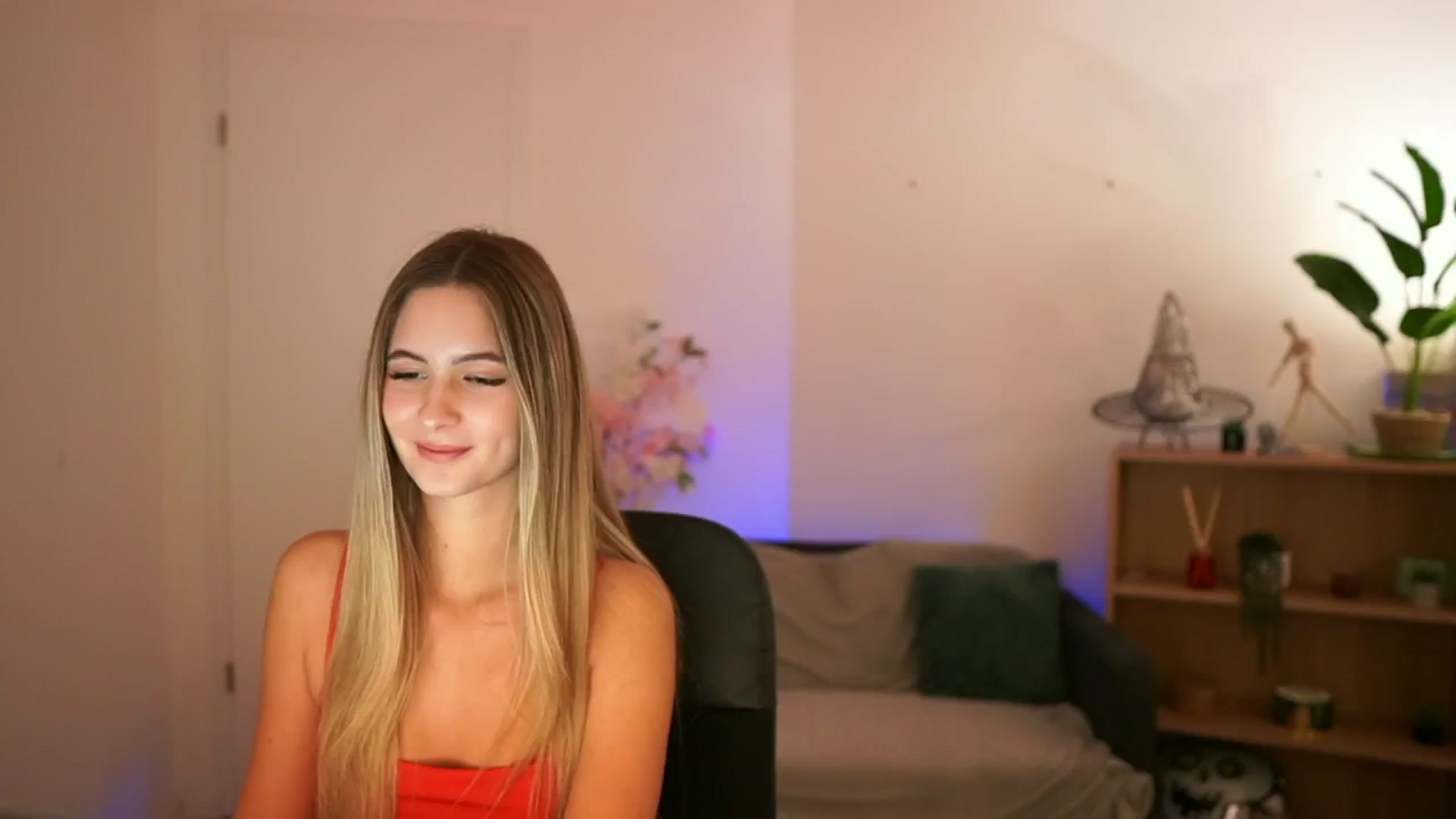 Gallery image thumbnail from CuteGirl_18's myfreecams stream on, 12/19/2024, 14:41 image 17 of 20