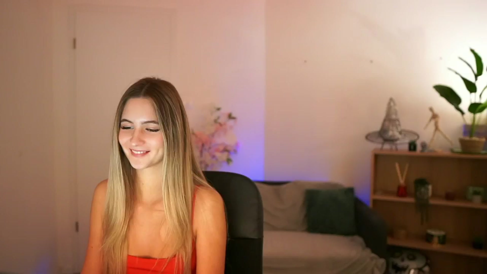Gallery image thumbnail from CuteGirl_18's myfreecams stream on, 12/19/2024, 14:41 image 19 of 20
