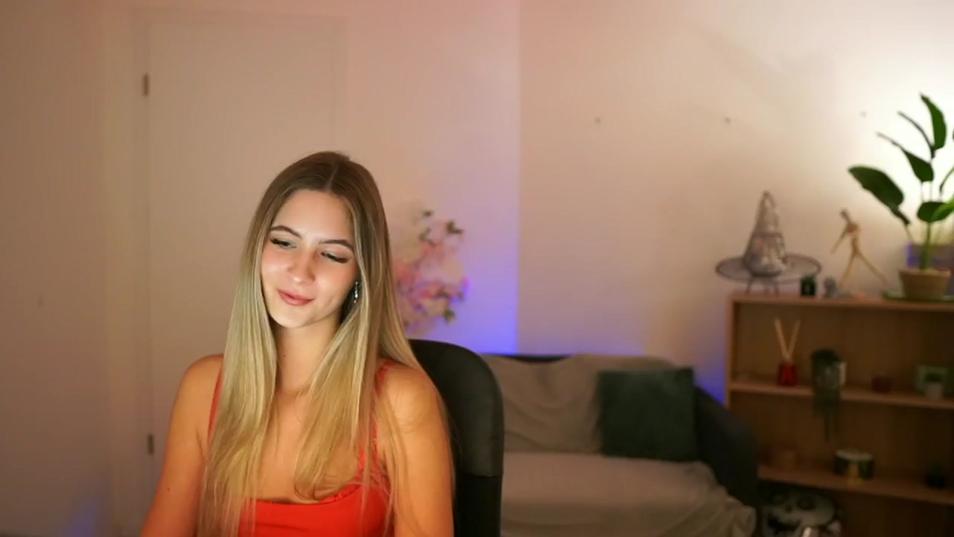 Gallery image thumbnail from CuteGirl_18's myfreecams stream on, 12/19/2024, 14:41 image 12 of 20