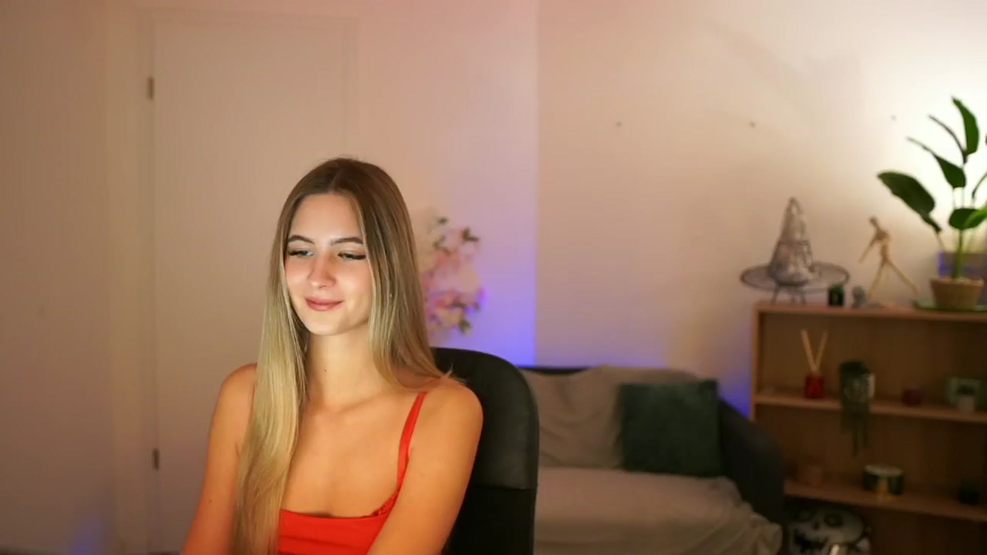 Gallery image thumbnail from CuteGirl_18's myfreecams stream on, 12/19/2024, 14:41 image 1 of 20