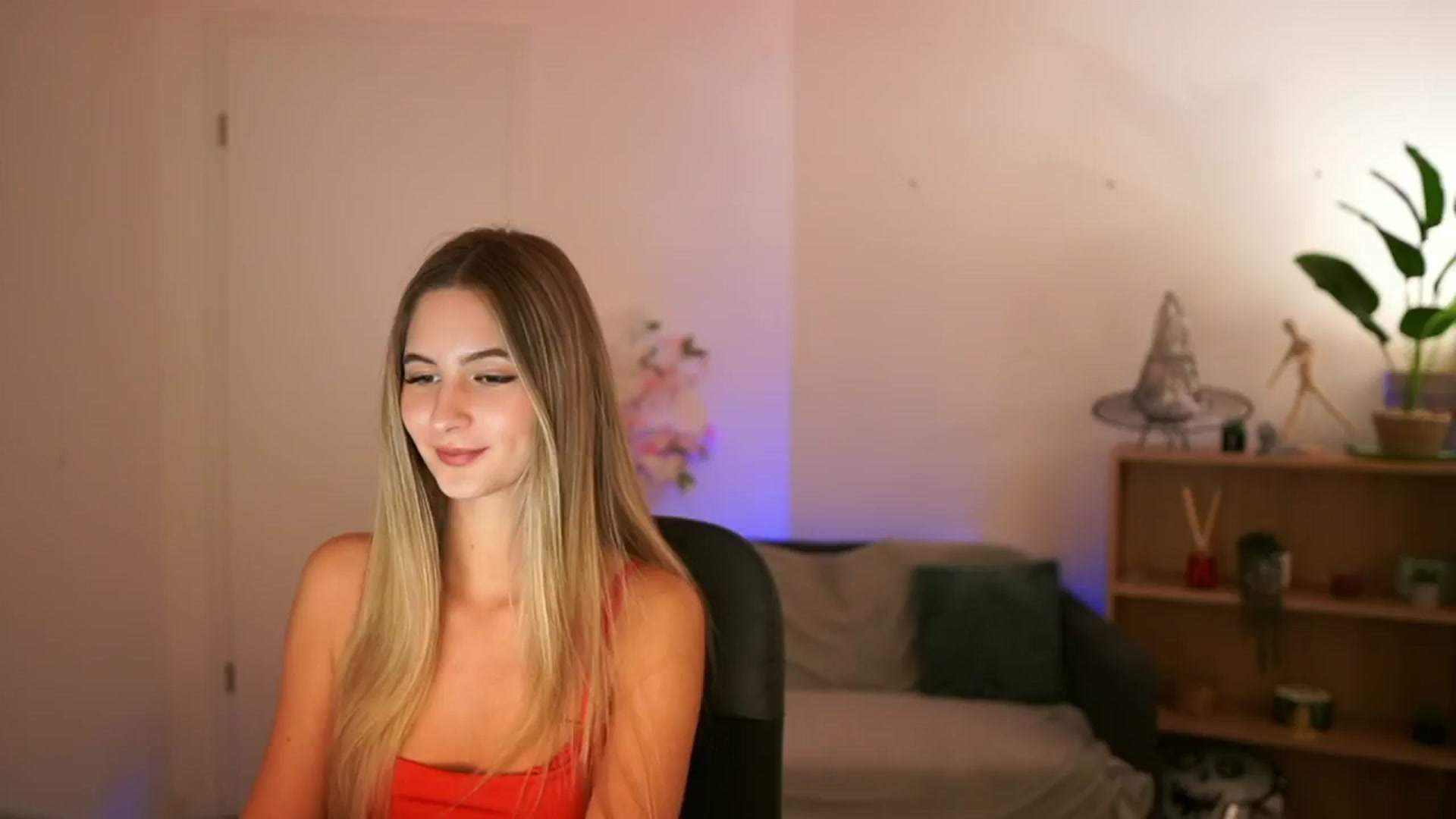 Gallery image thumbnail from CuteGirl_18's myfreecams stream on, 12/19/2024, 14:41 image 14 of 20