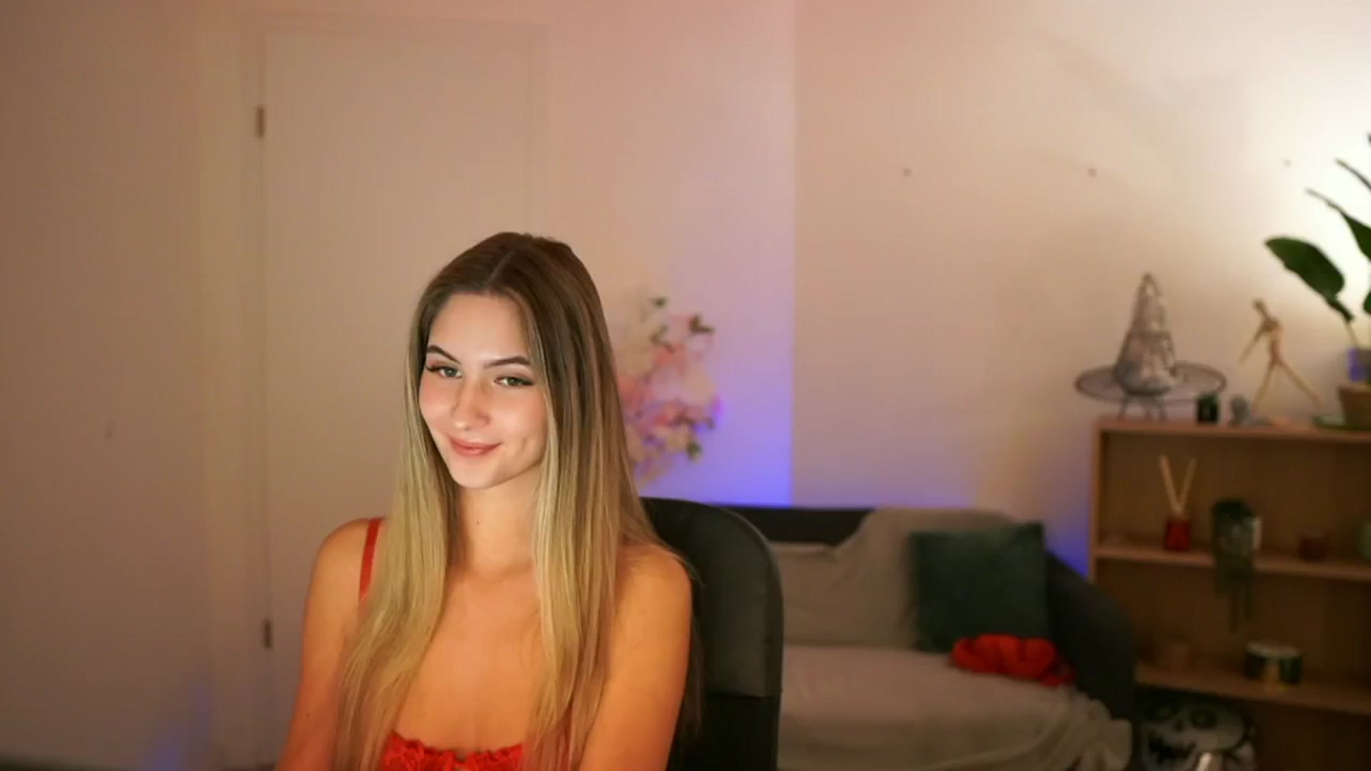 Gallery image thumbnail from CuteGirl_18's myfreecams stream on, 12/19/2024, 16:46 image 13 of 20