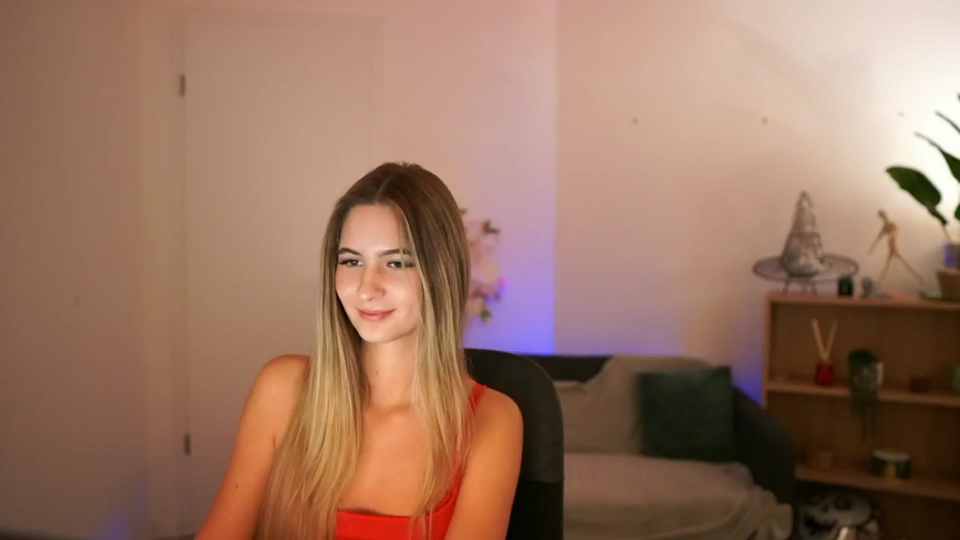 Gallery image thumbnail from CuteGirl_18's myfreecams stream on, 12/19/2024, 16:46 image 1 of 20