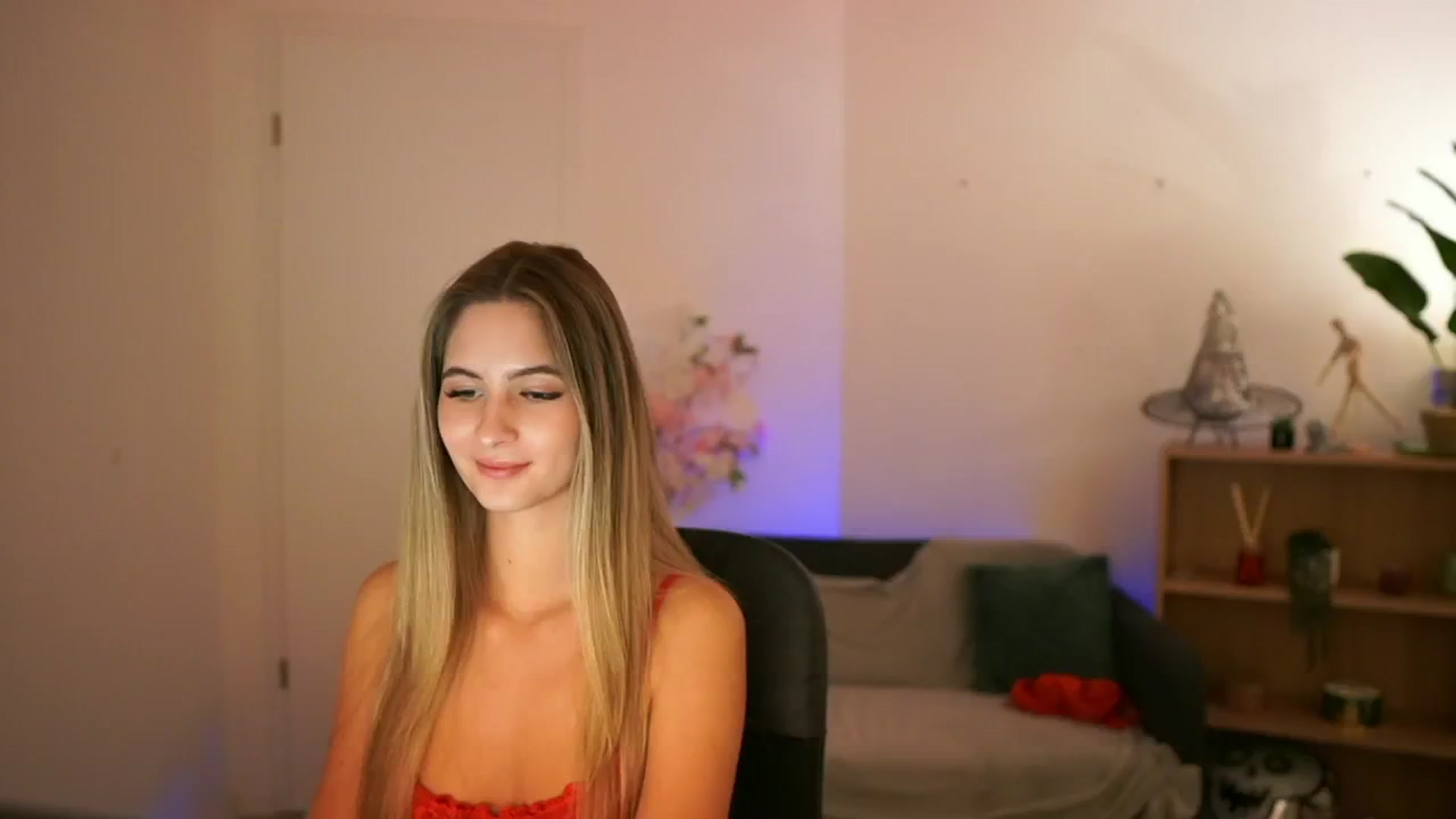 Gallery image thumbnail from CuteGirl_18's myfreecams stream on, 12/19/2024, 16:46 image 10 of 20