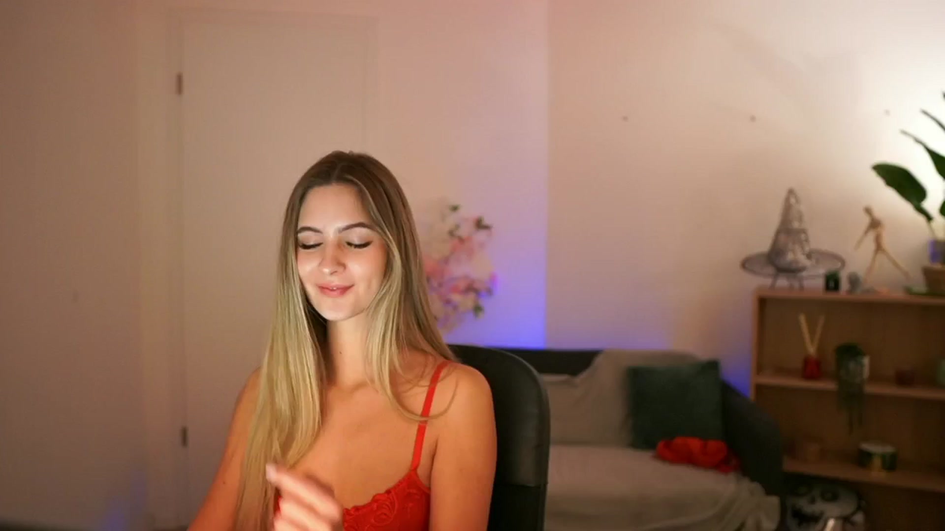 Gallery image thumbnail from CuteGirl_18's myfreecams stream on, 12/19/2024, 16:46 image 20 of 20