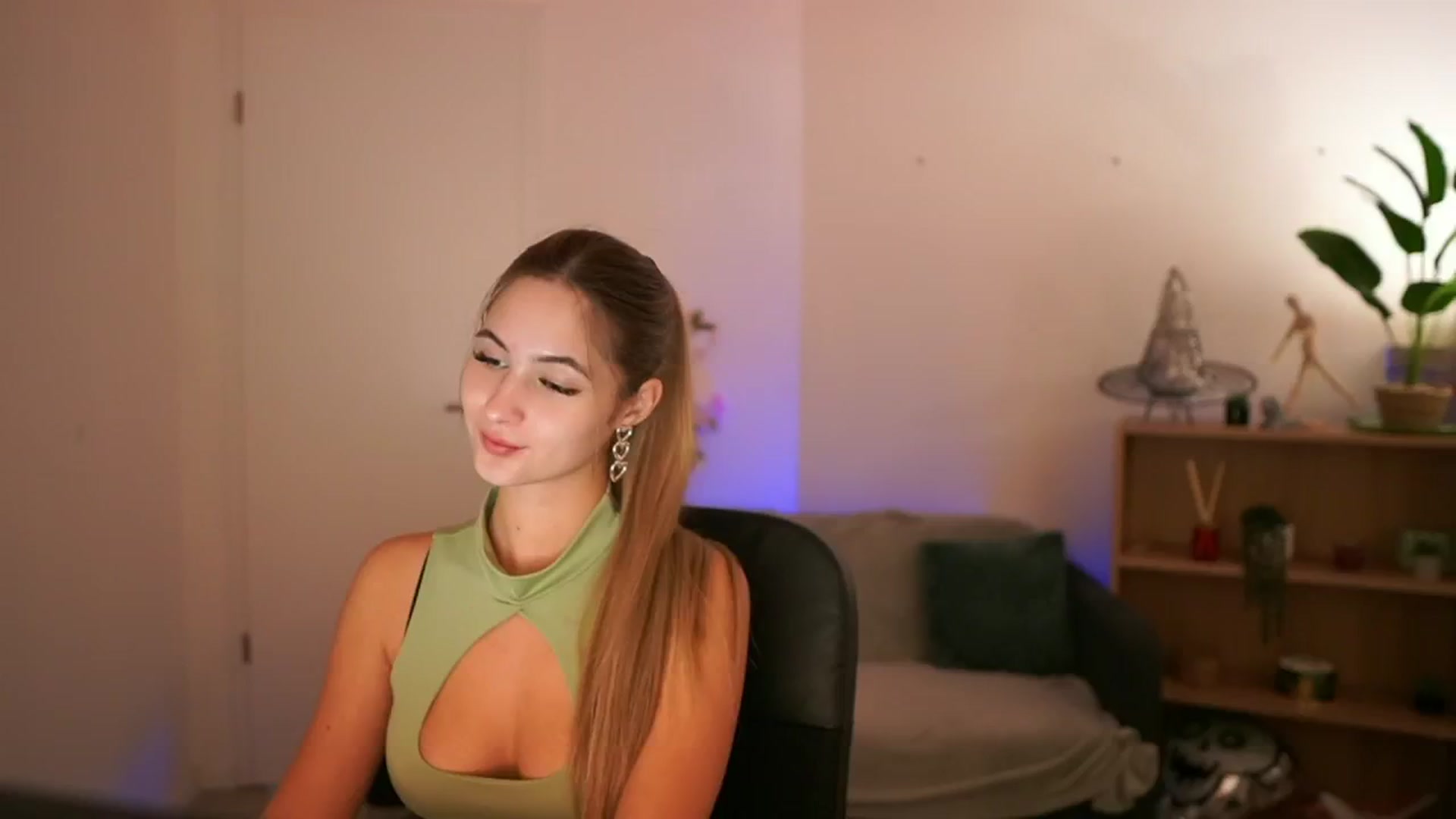Gallery image thumbnail from CuteGirl_18's myfreecams stream on, 12/20/2024, 15:38 image 3 of 20