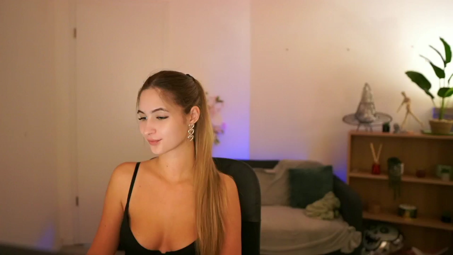 Gallery image thumbnail from CuteGirl_18's myfreecams stream on, 12/20/2024, 16:29 image 18 of 20