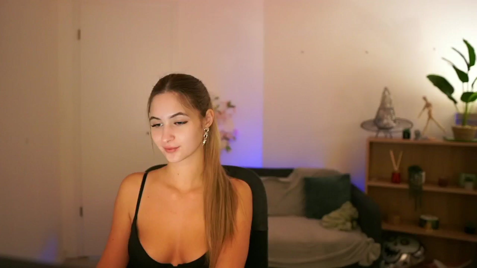 Gallery image thumbnail from CuteGirl_18's myfreecams stream on, 12/20/2024, 16:29 image 16 of 20