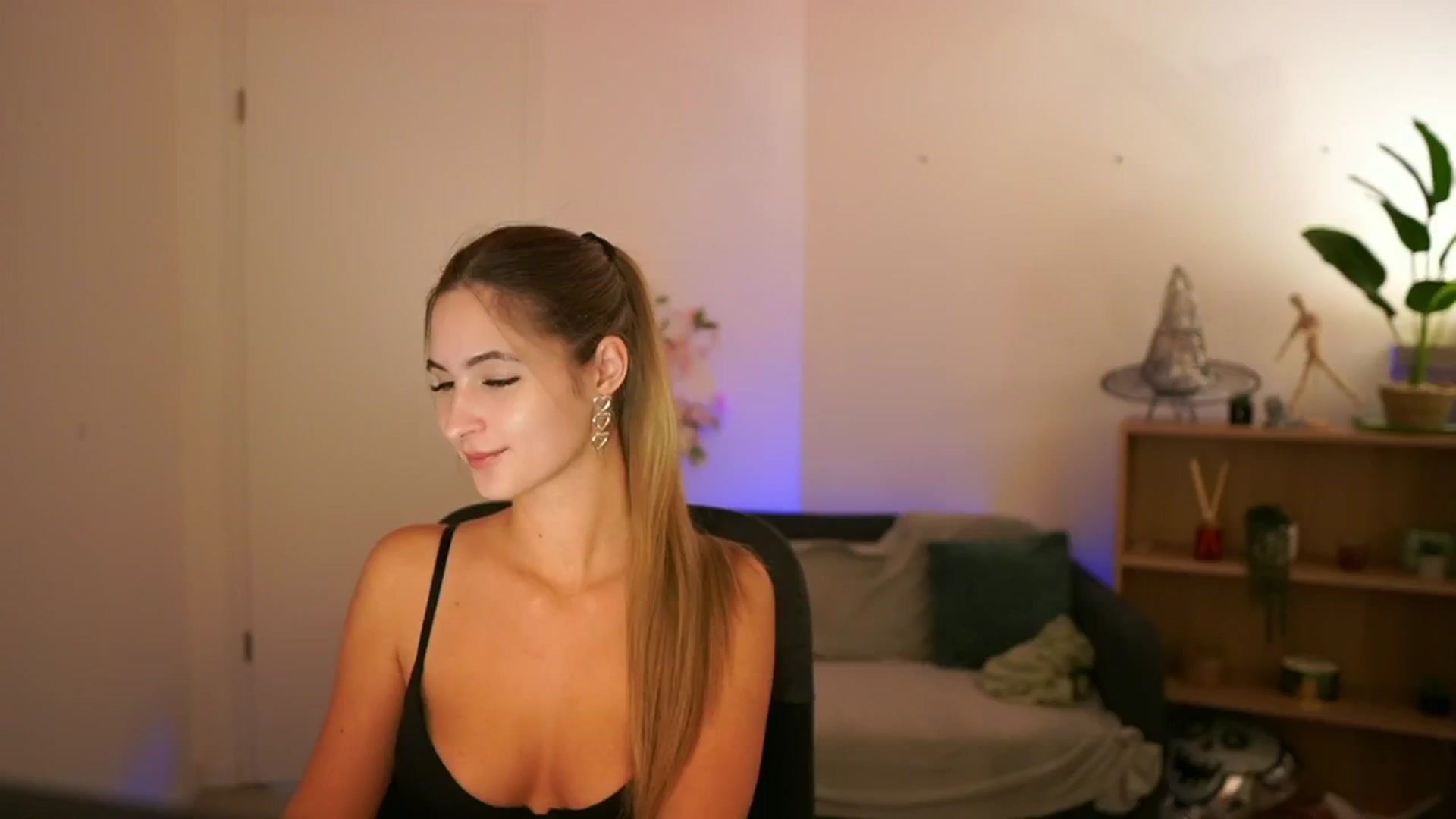 Gallery image thumbnail from CuteGirl_18's myfreecams stream on, 12/20/2024, 16:29 image 13 of 20