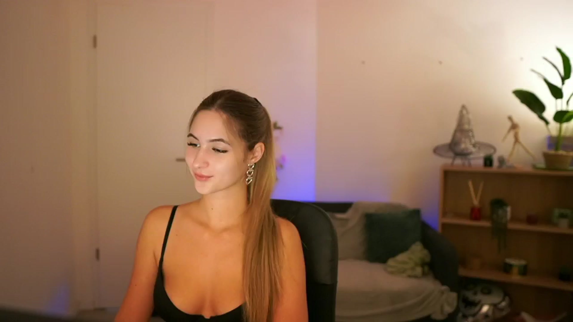 Gallery image thumbnail from CuteGirl_18's myfreecams stream on, 12/20/2024, 16:29 image 17 of 20