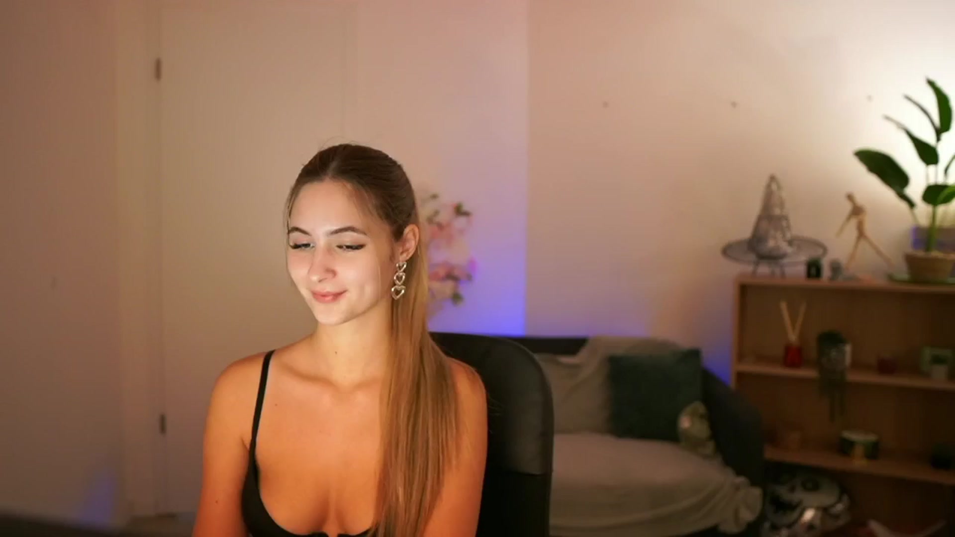 Gallery image thumbnail from CuteGirl_18's myfreecams stream on, 12/20/2024, 16:29 image 3 of 20
