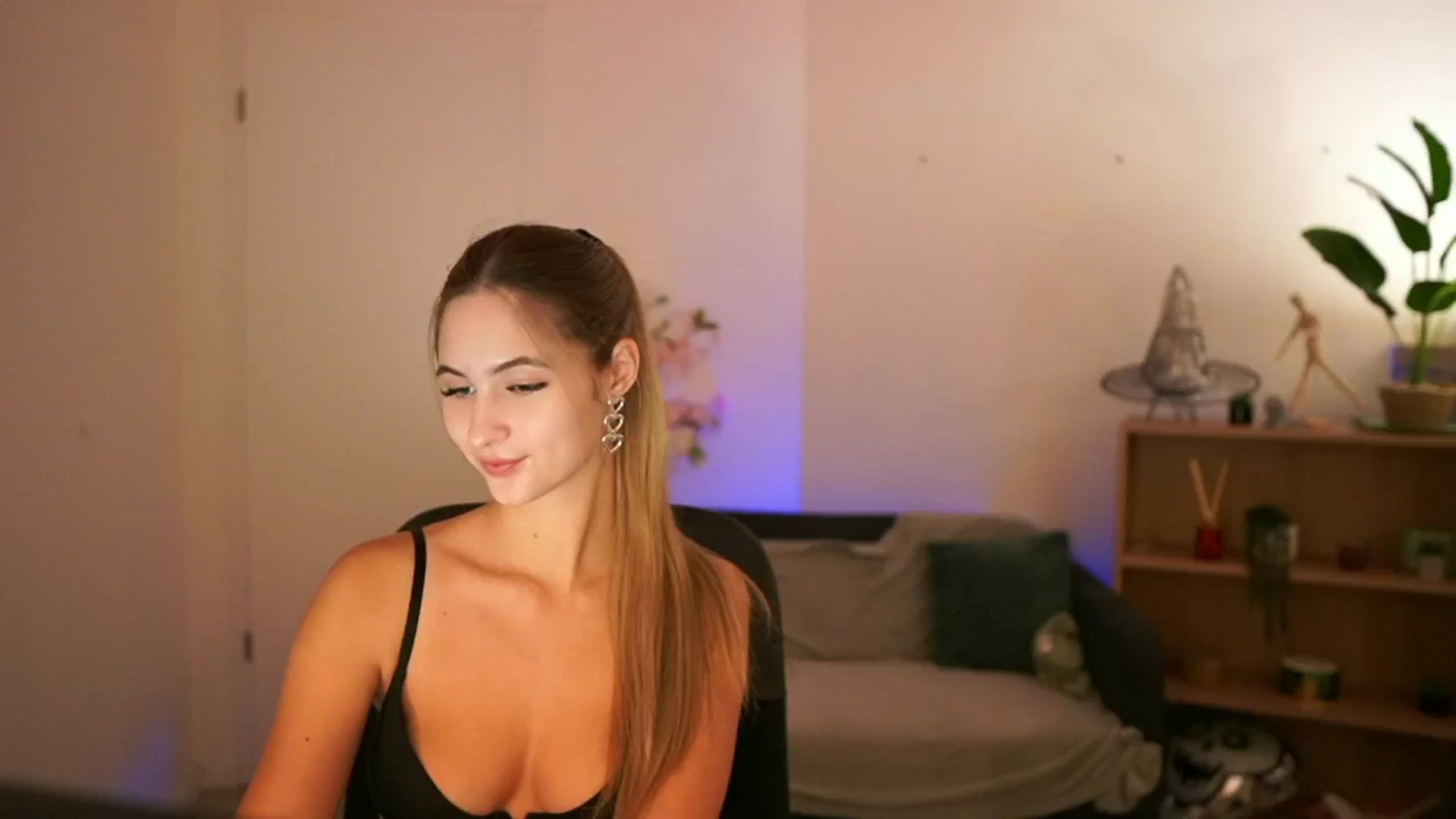 Gallery image thumbnail from CuteGirl_18's myfreecams stream on, 12/20/2024, 16:29 image 4 of 20