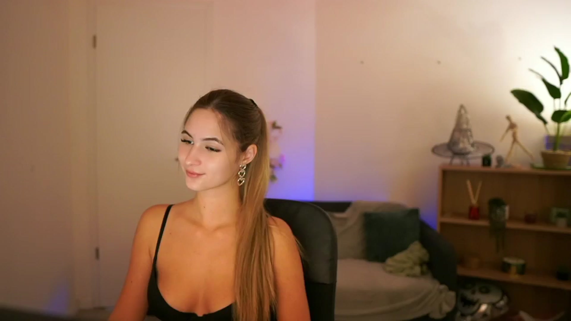 Gallery image thumbnail from CuteGirl_18's myfreecams stream on, 12/20/2024, 16:29 image 15 of 20