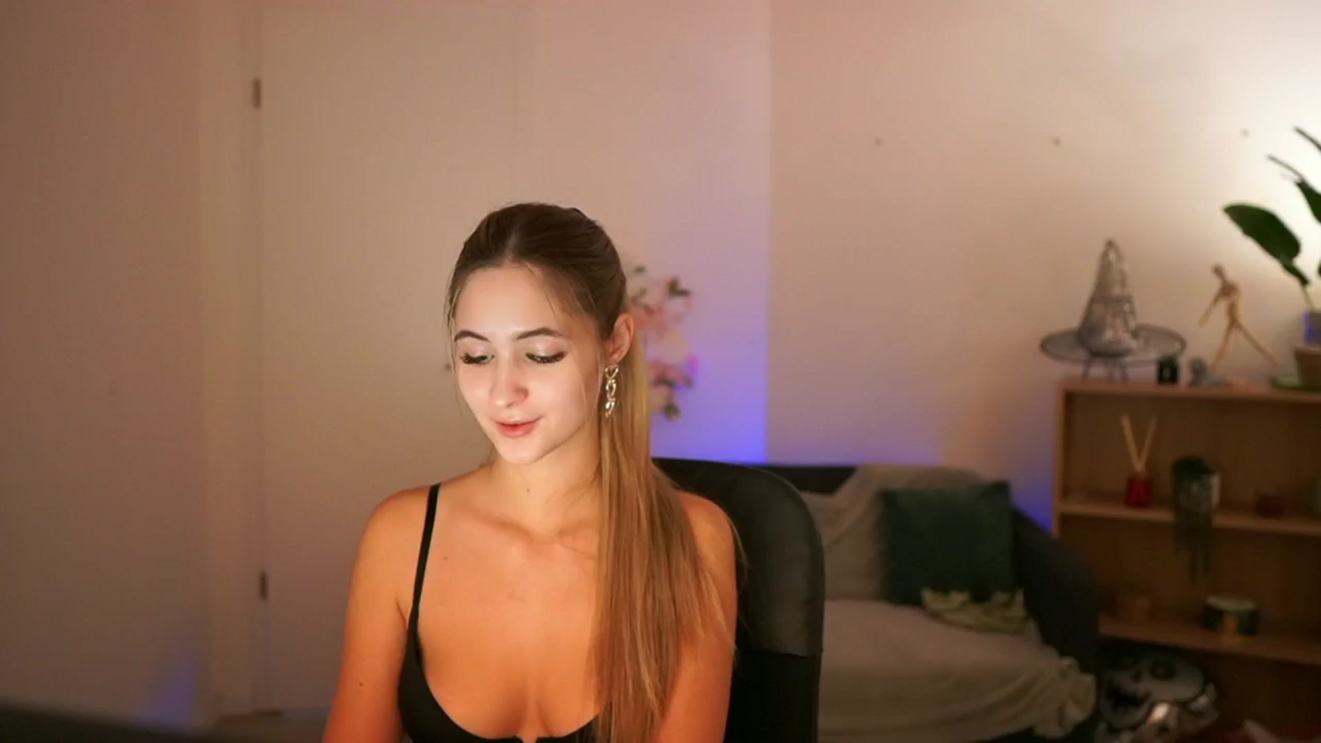 Gallery image thumbnail from CuteGirl_18's myfreecams stream on, 12/20/2024, 17:50 image 3 of 20