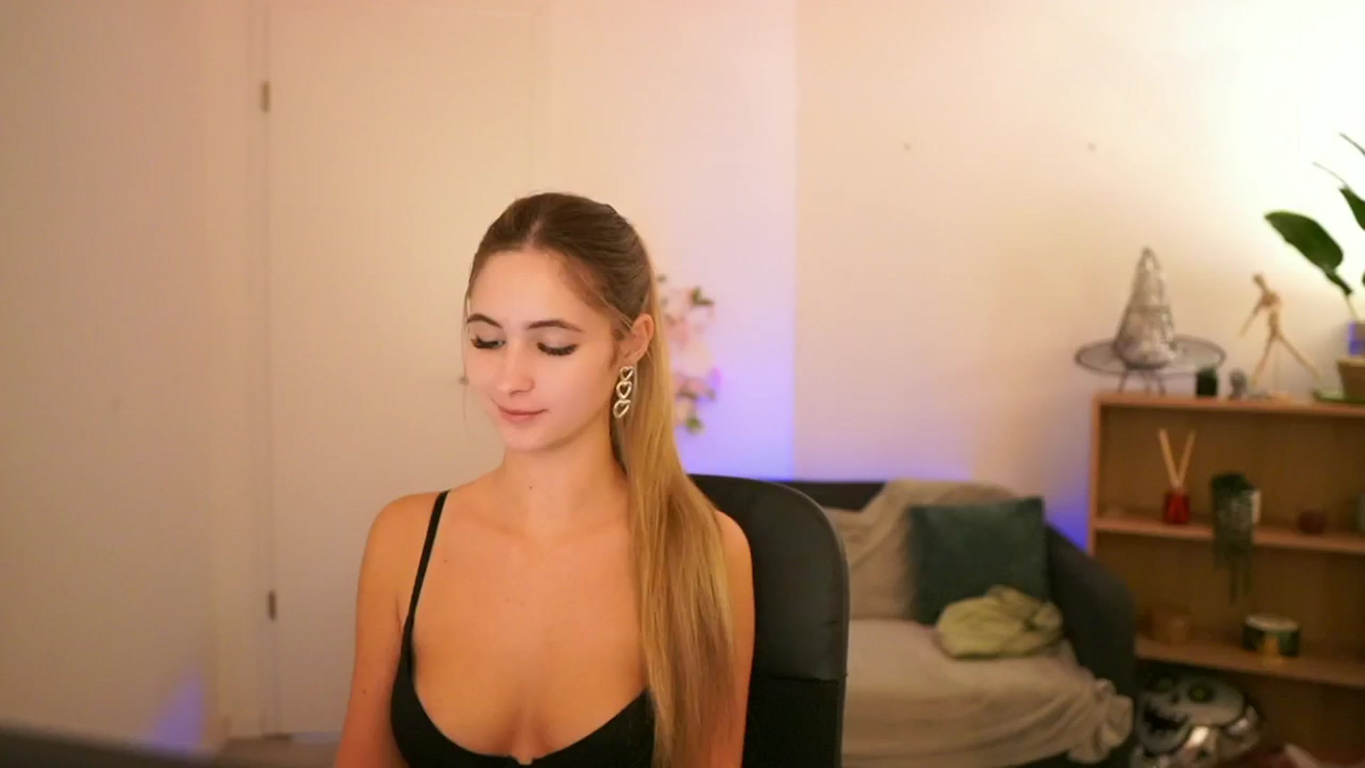 Gallery image thumbnail from CuteGirl_18's myfreecams stream on, 12/20/2024, 17:50 image 7 of 20