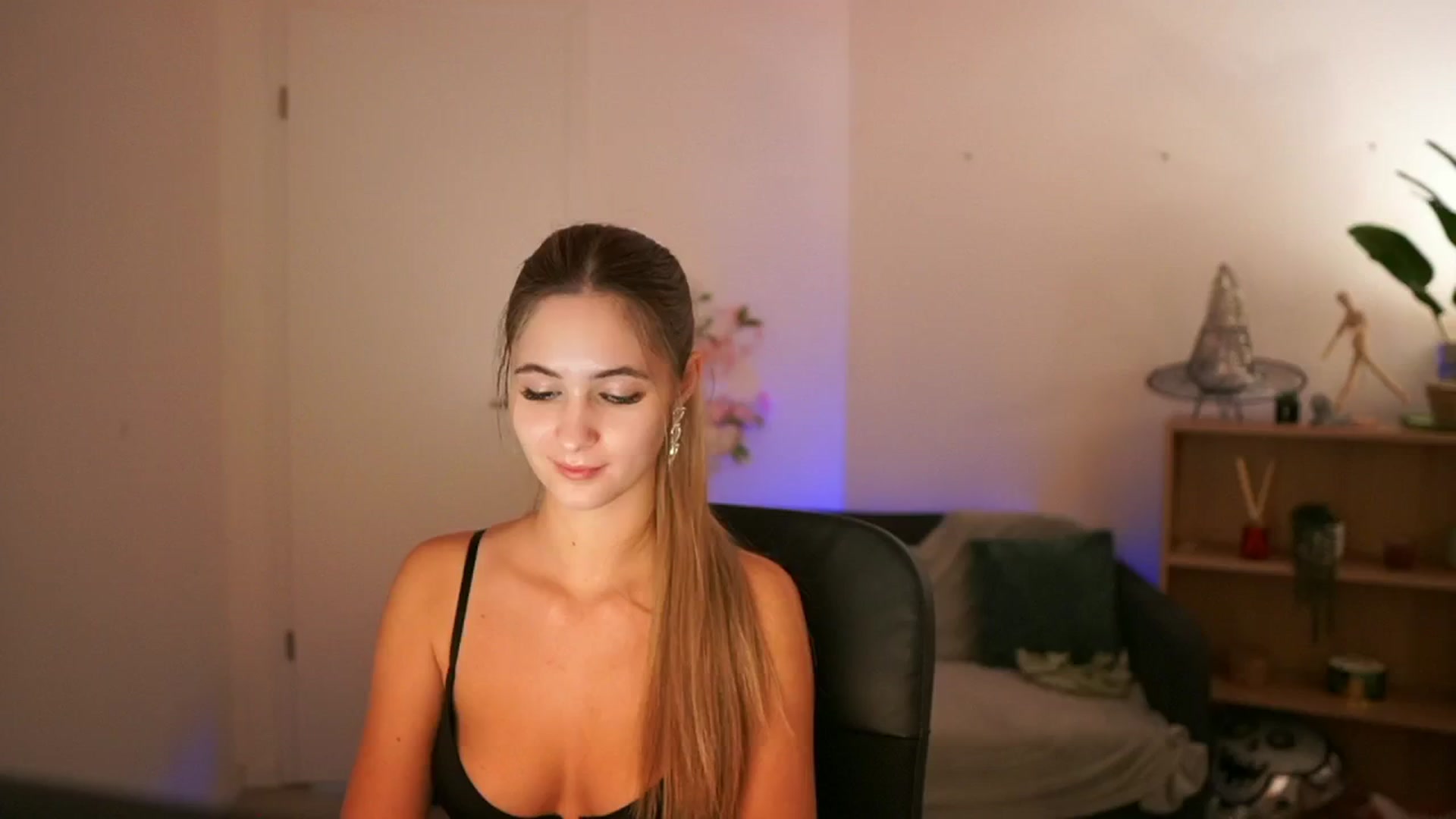 Gallery image thumbnail from CuteGirl_18's myfreecams stream on, 12/20/2024, 17:50 image 1 of 20