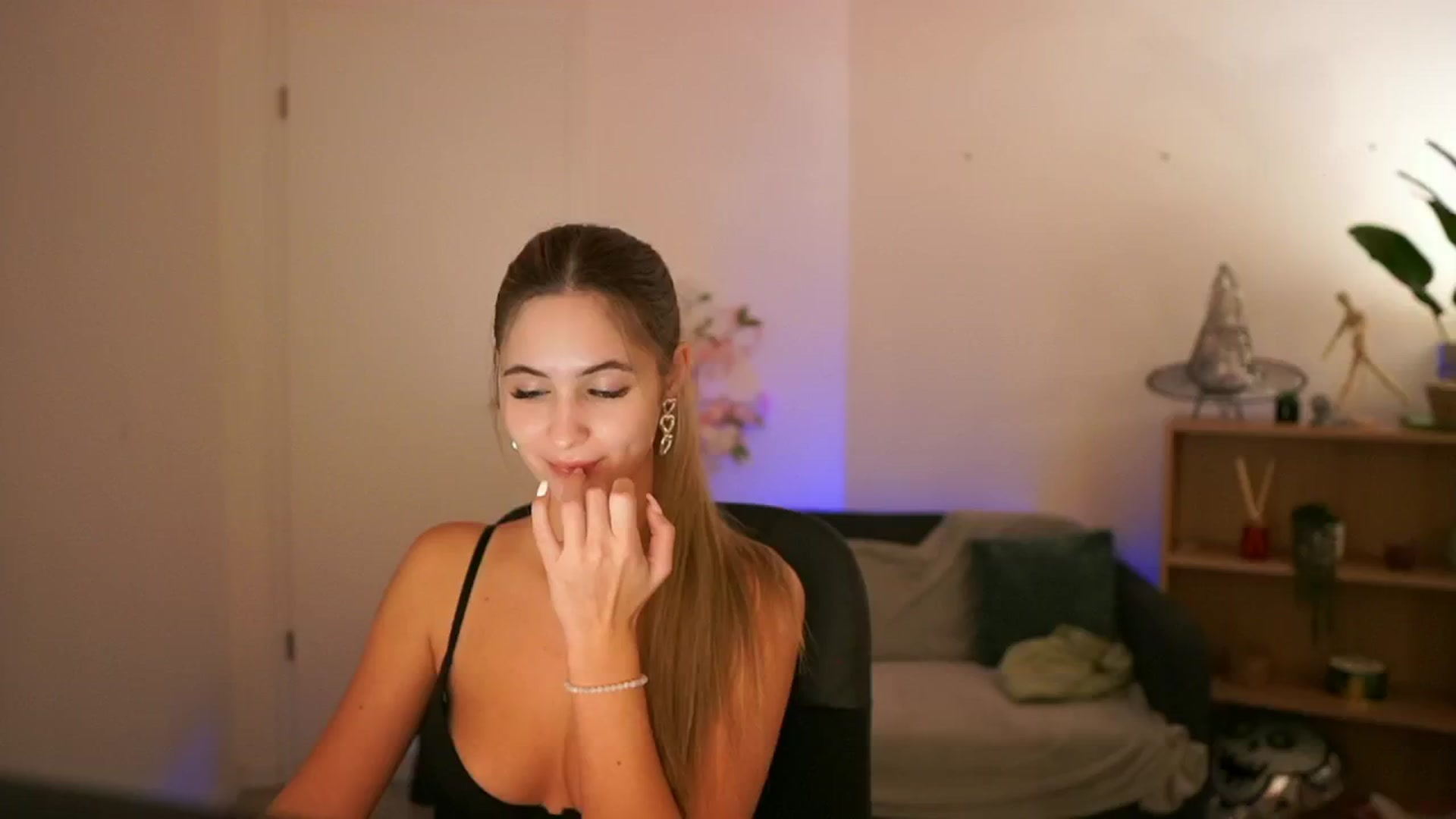 Gallery image thumbnail from CuteGirl_18's myfreecams stream on, 12/20/2024, 17:50 image 9 of 20