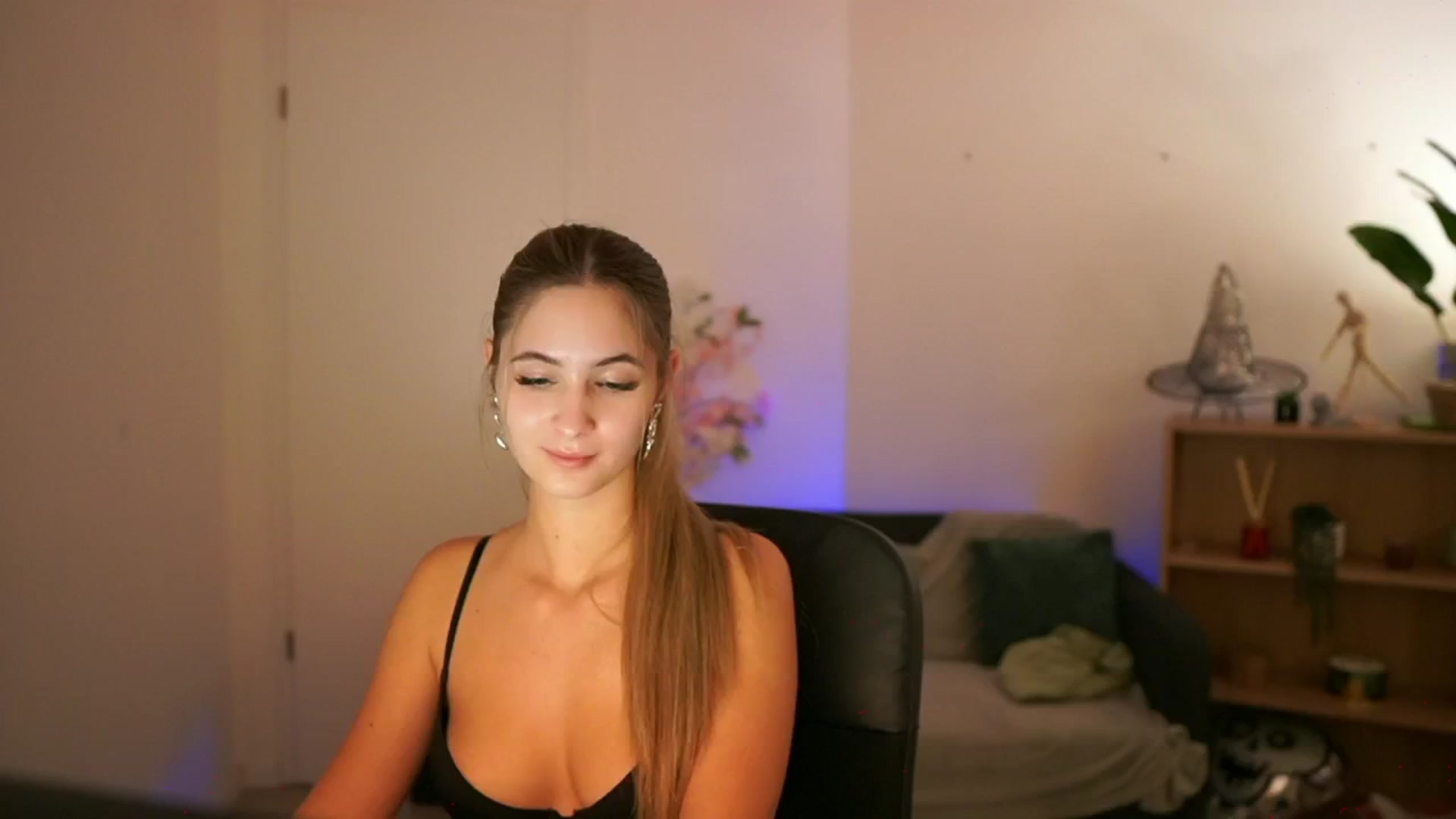 Gallery image thumbnail from CuteGirl_18's myfreecams stream on, 12/20/2024, 17:50 image 12 of 20