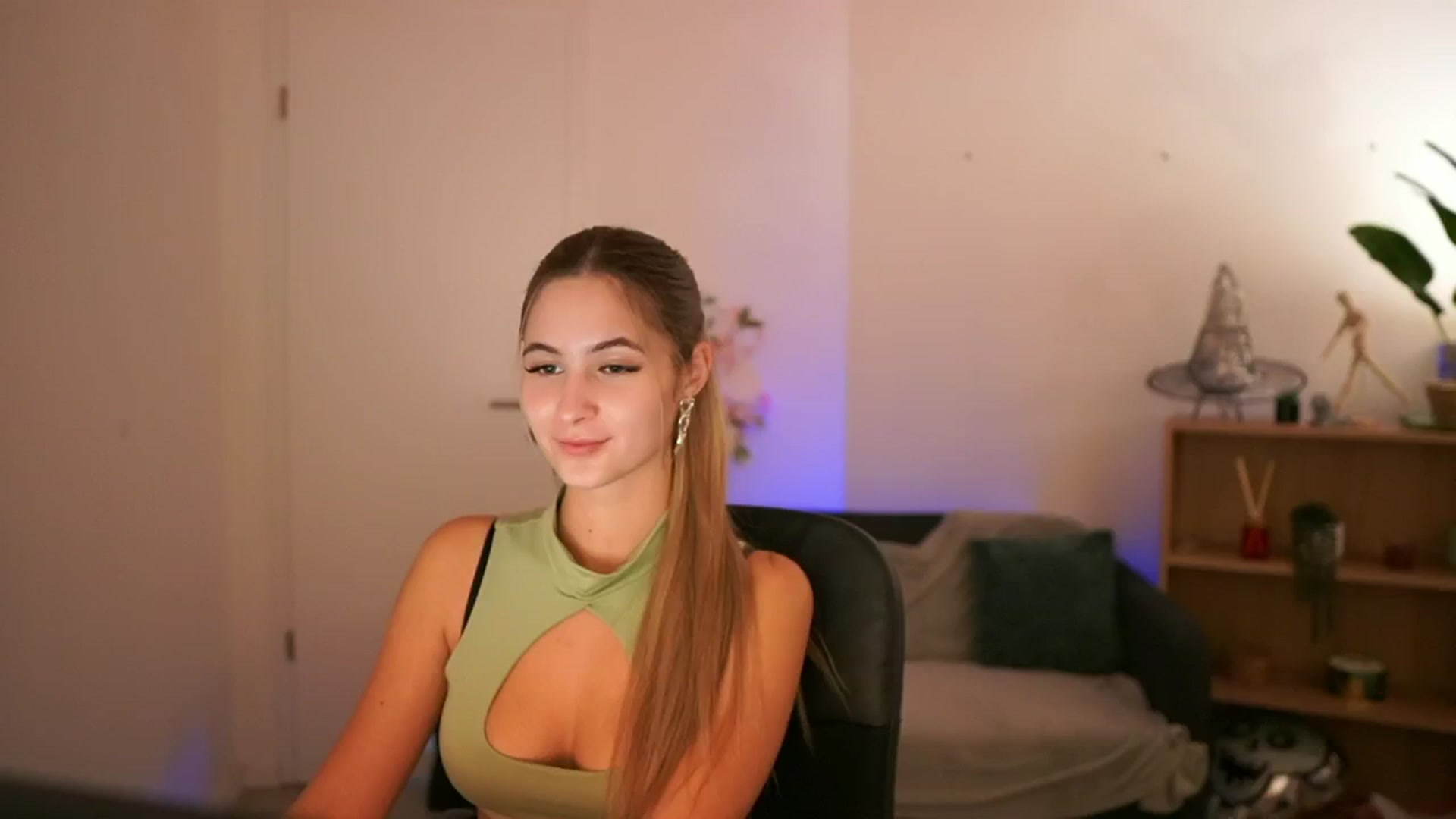 Gallery image thumbnail from CuteGirl_18's myfreecams stream on, 12/20/2024, 18:17 image 4 of 20