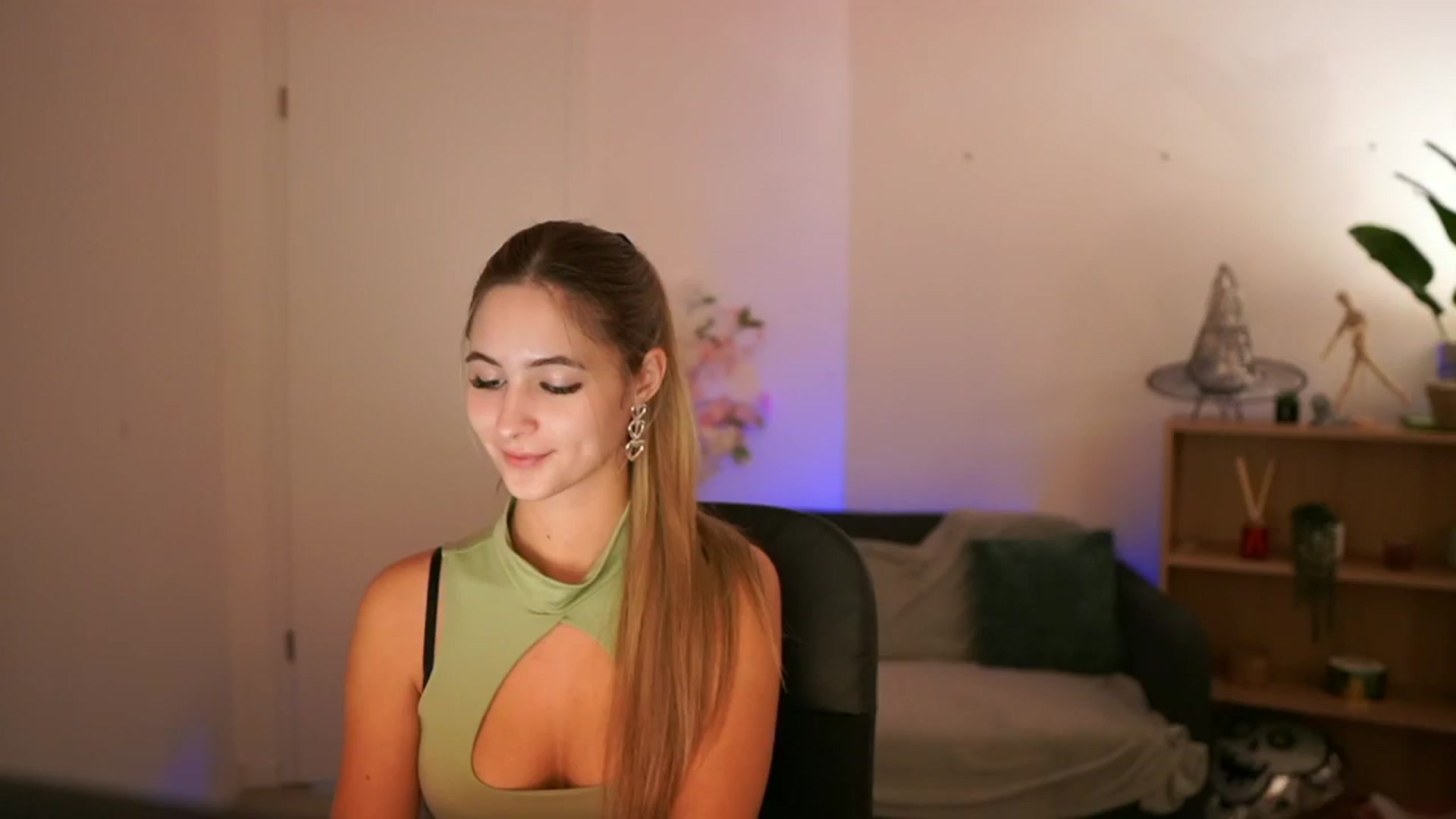 Gallery image thumbnail from CuteGirl_18's myfreecams stream on, 12/20/2024, 18:17 image 11 of 20