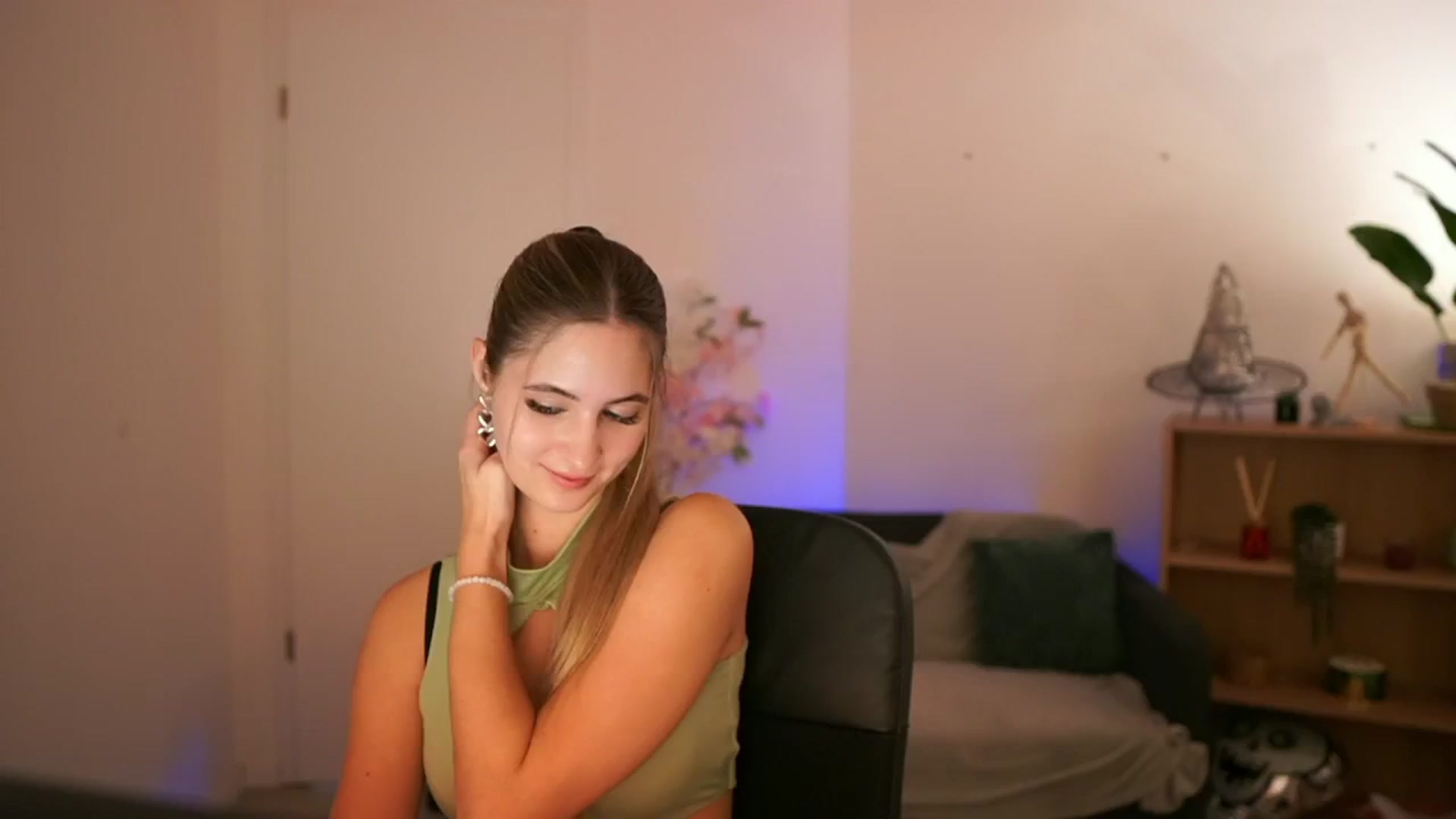 Gallery image thumbnail from CuteGirl_18's myfreecams stream on, 12/20/2024, 18:17 image 7 of 20