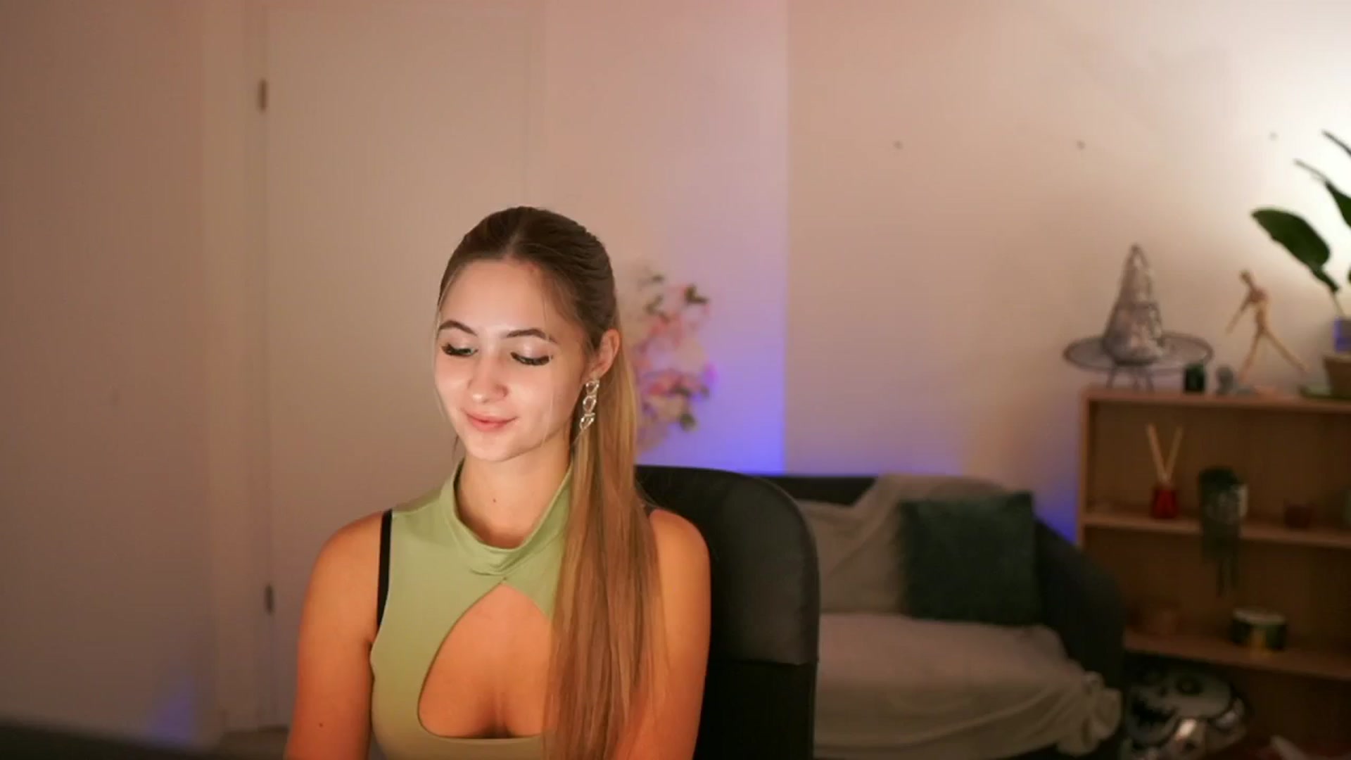 Gallery image thumbnail from CuteGirl_18's myfreecams stream on, 12/20/2024, 18:17 image 6 of 20