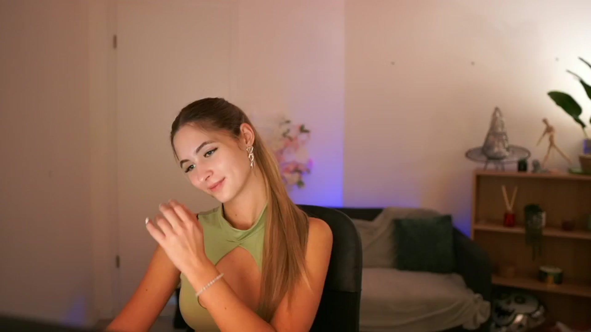 Gallery image thumbnail from CuteGirl_18's myfreecams stream on, 12/20/2024, 18:17 image 1 of 20