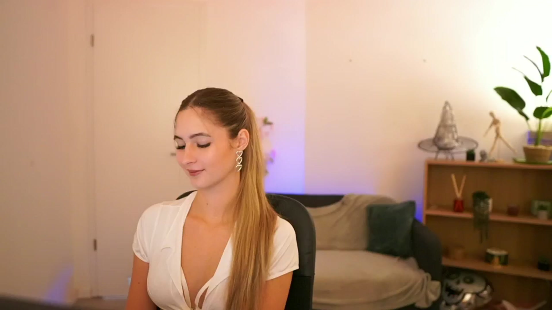 Gallery image thumbnail from CuteGirl_18's myfreecams stream on, 12/22/2024, 14:18 image 20 of 20