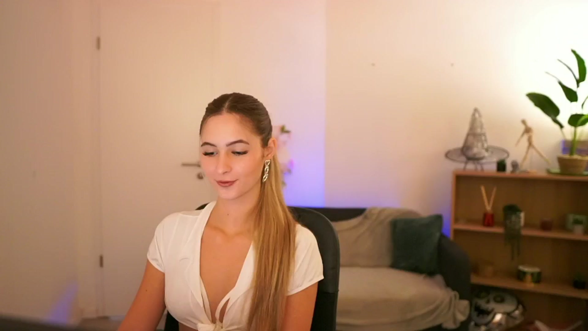 Gallery image thumbnail from CuteGirl_18's myfreecams stream on, 12/22/2024, 14:18 image 19 of 20