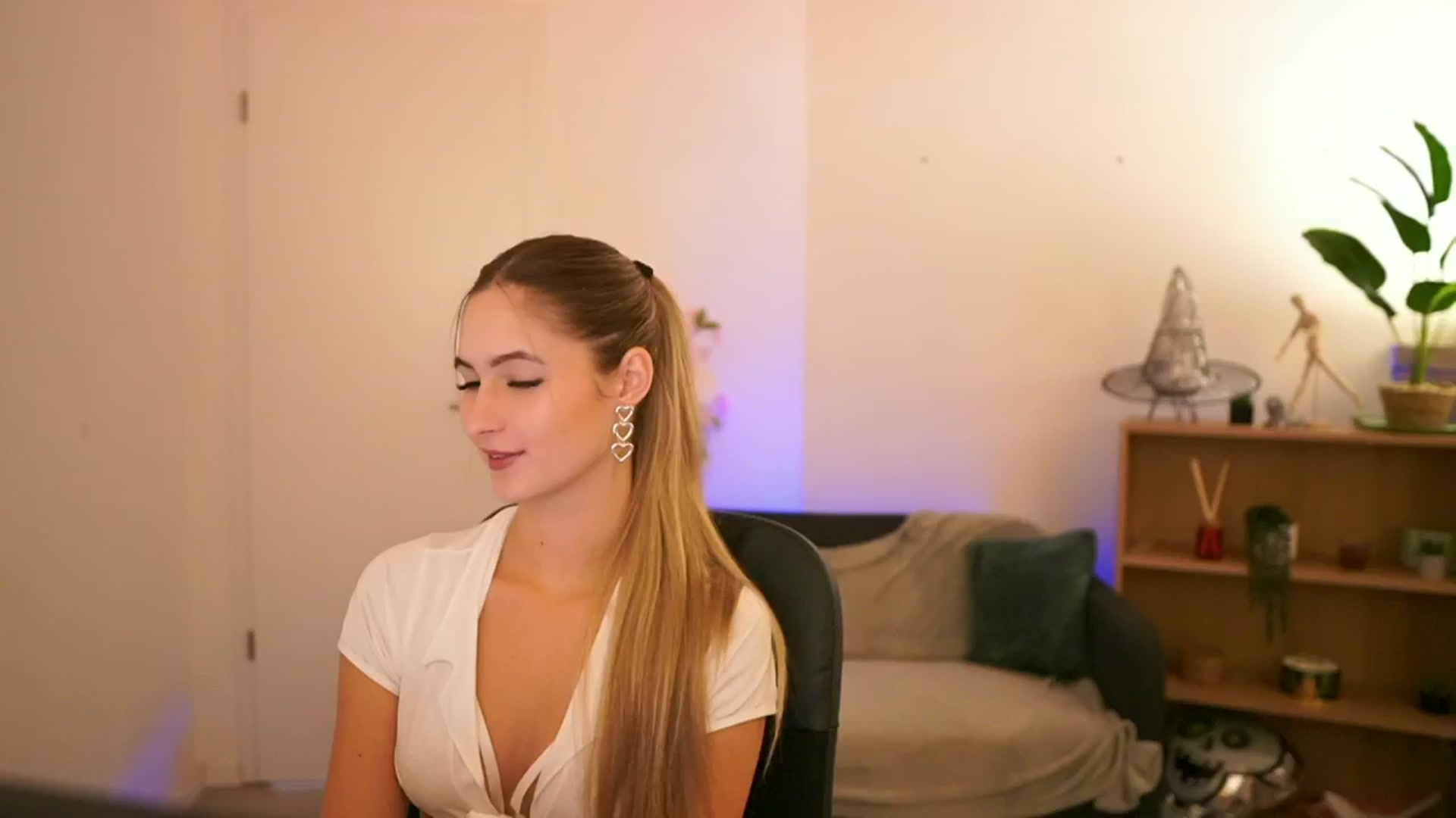 Gallery image thumbnail from CuteGirl_18's myfreecams stream on, 12/22/2024, 14:18 image 16 of 20