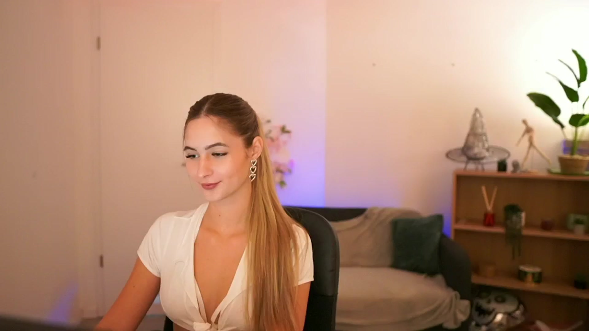 Gallery image thumbnail from CuteGirl_18's myfreecams stream on, 12/22/2024, 14:18 image 5 of 20