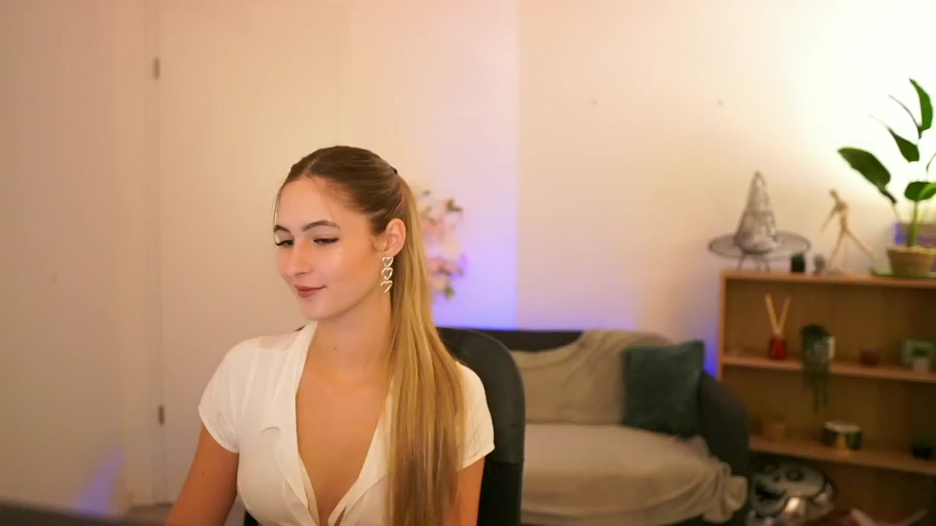 Gallery image thumbnail from CuteGirl_18's myfreecams stream on, 12/22/2024, 14:18 image 7 of 20