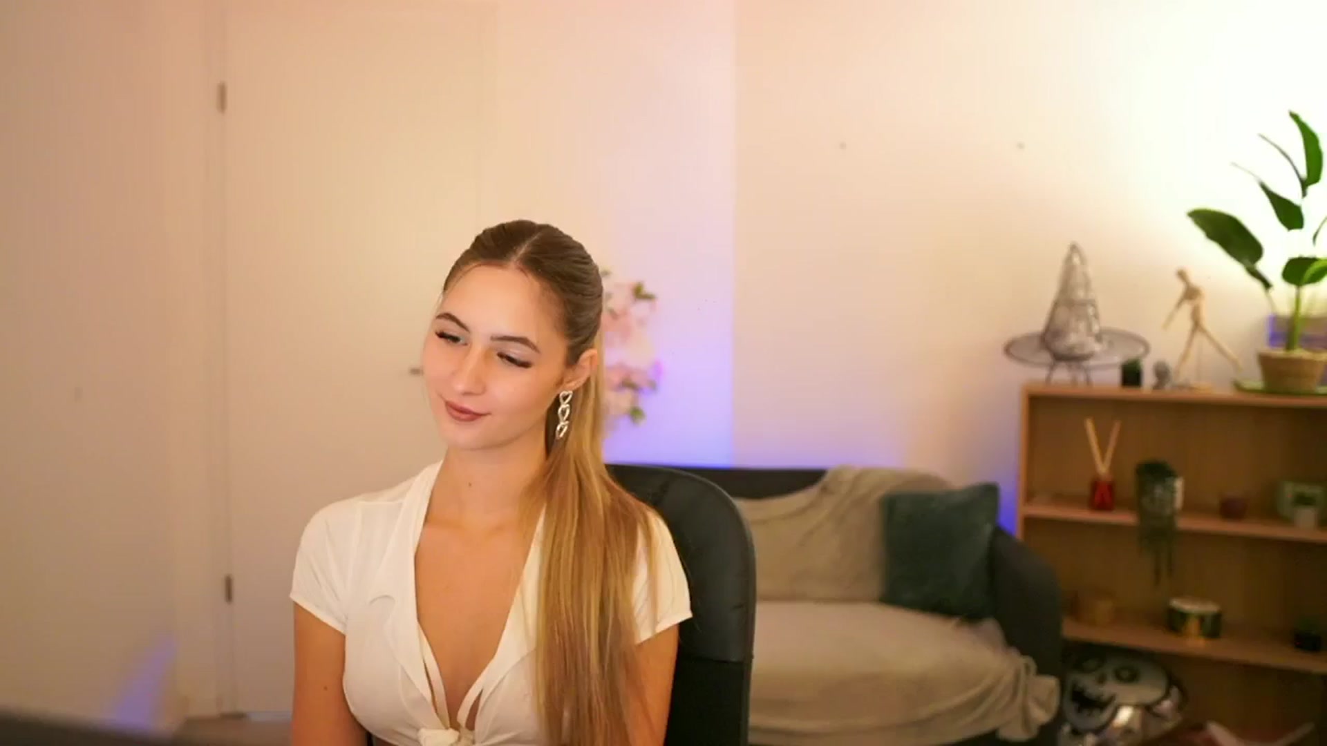 Gallery image thumbnail from CuteGirl_18's myfreecams stream on, 12/22/2024, 14:18 image 12 of 20