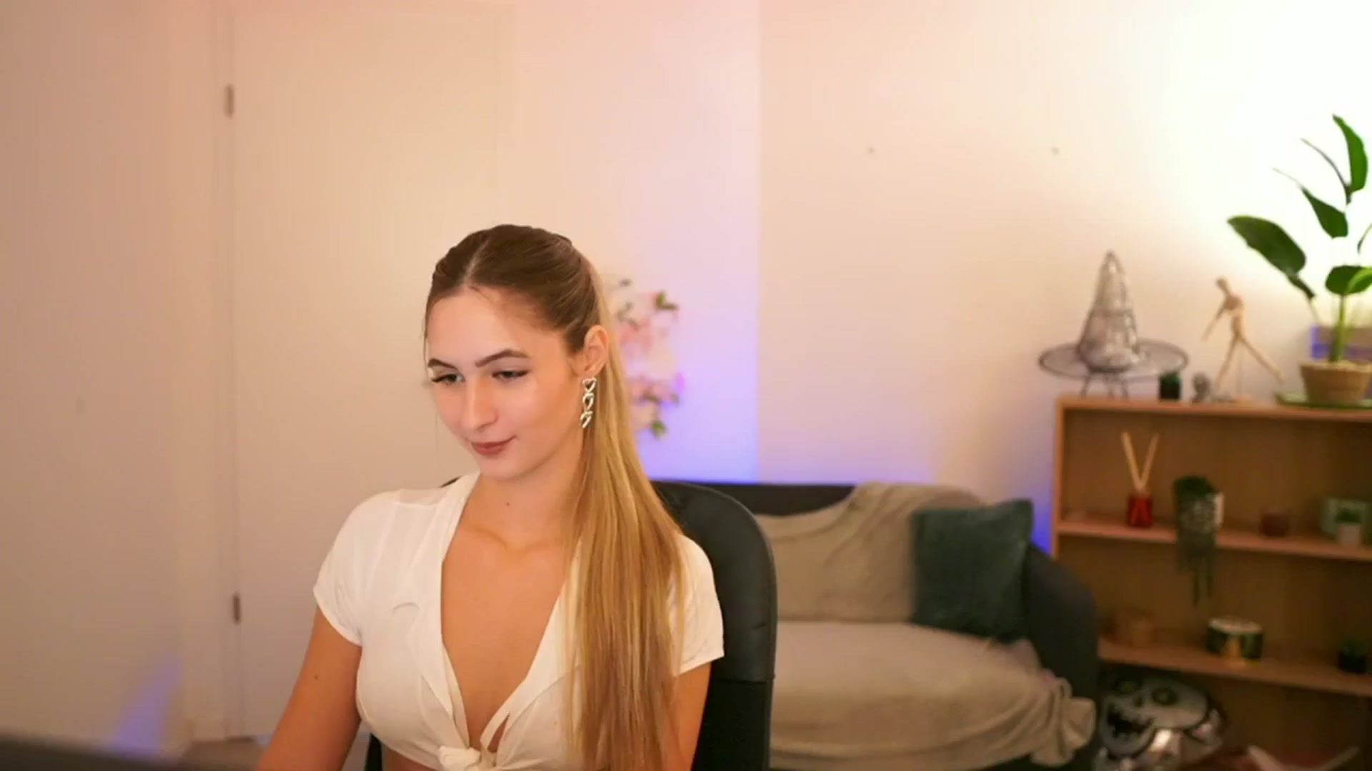 Gallery image thumbnail from CuteGirl_18's myfreecams stream on, 12/22/2024, 14:18 image 8 of 20
