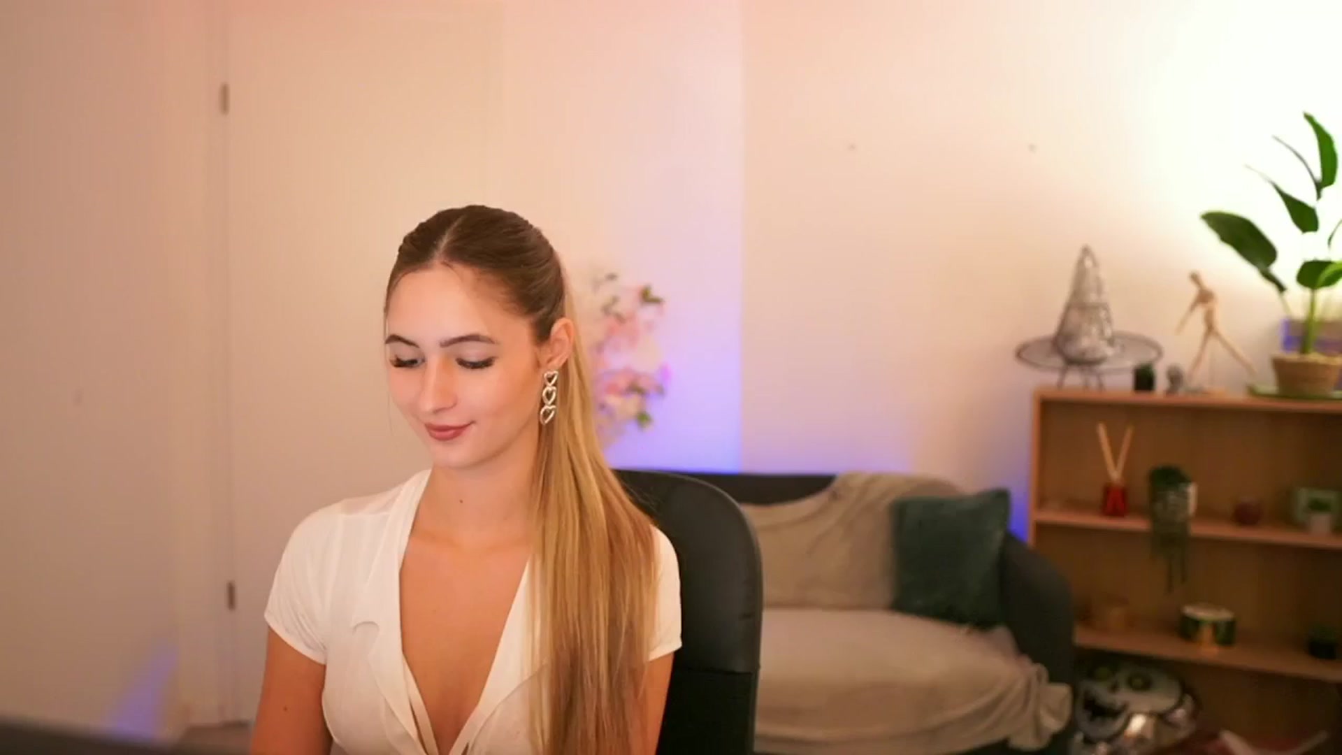Gallery image thumbnail from CuteGirl_18's myfreecams stream on, 12/22/2024, 14:18 image 2 of 20