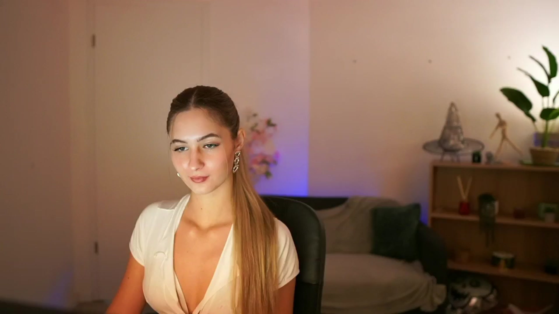Gallery image thumbnail from CuteGirl_18's myfreecams stream on, 12/22/2024, 14:18 image 1 of 20