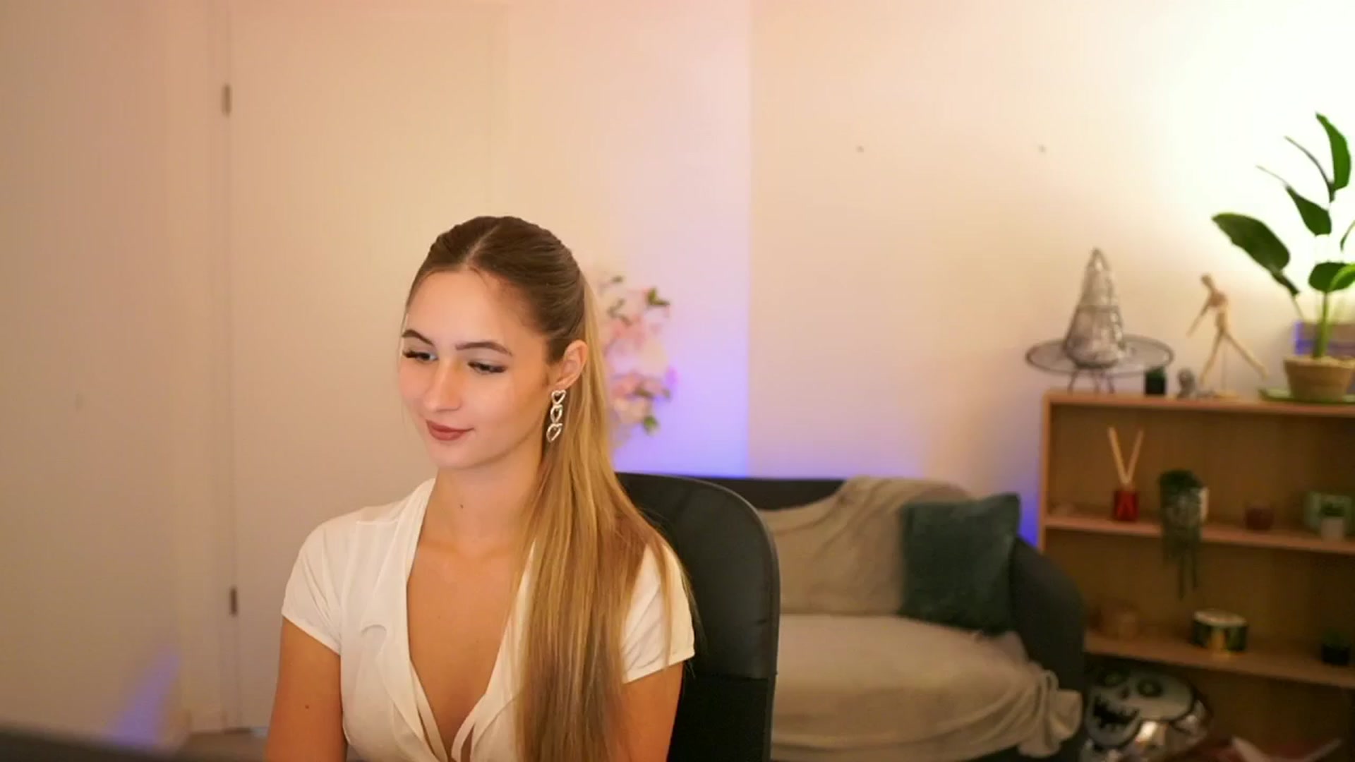 Gallery image thumbnail from CuteGirl_18's myfreecams stream on, 12/22/2024, 14:18 image 14 of 20
