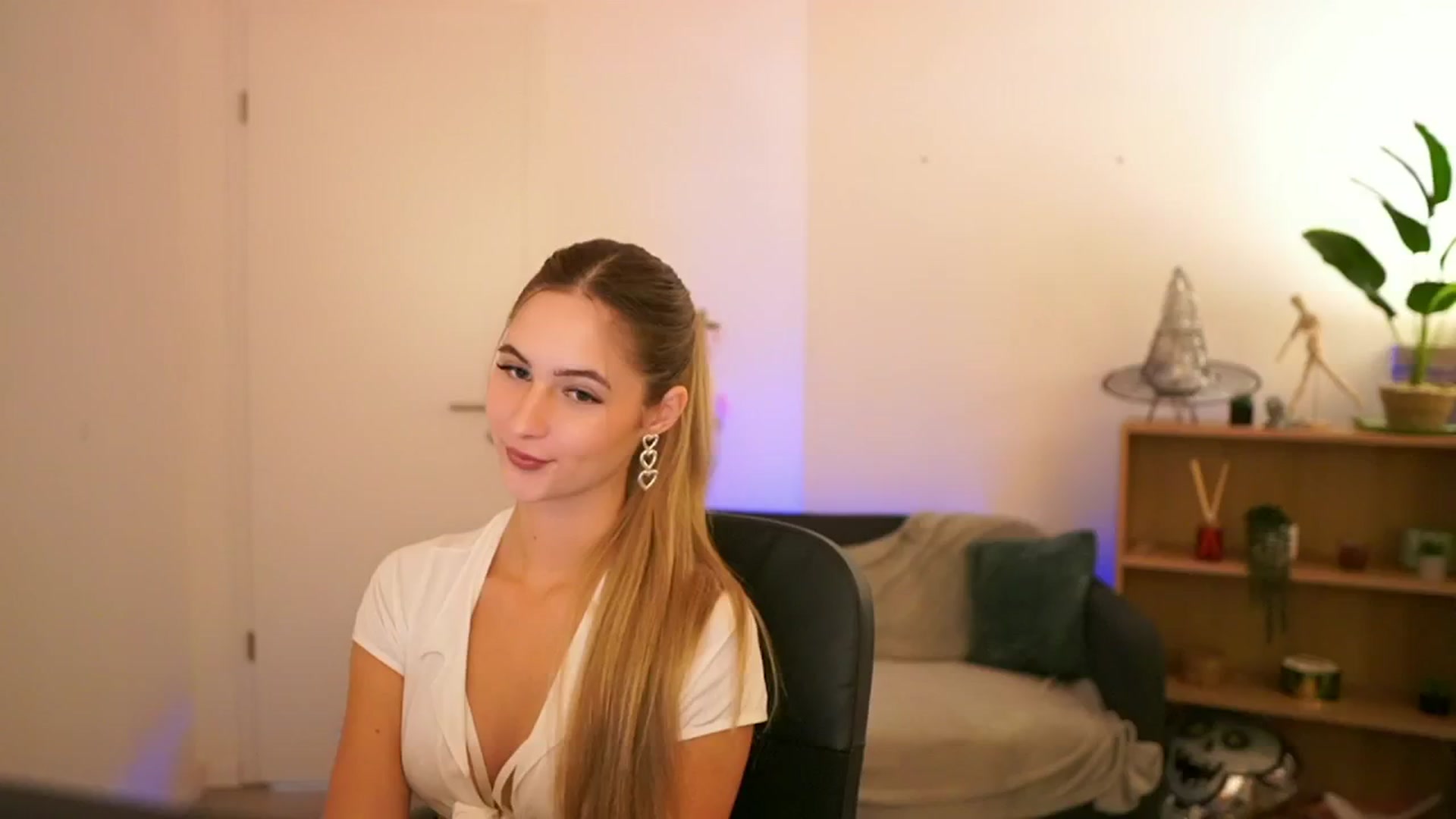 Gallery image thumbnail from CuteGirl_18's myfreecams stream on, 12/22/2024, 14:18 image 15 of 20