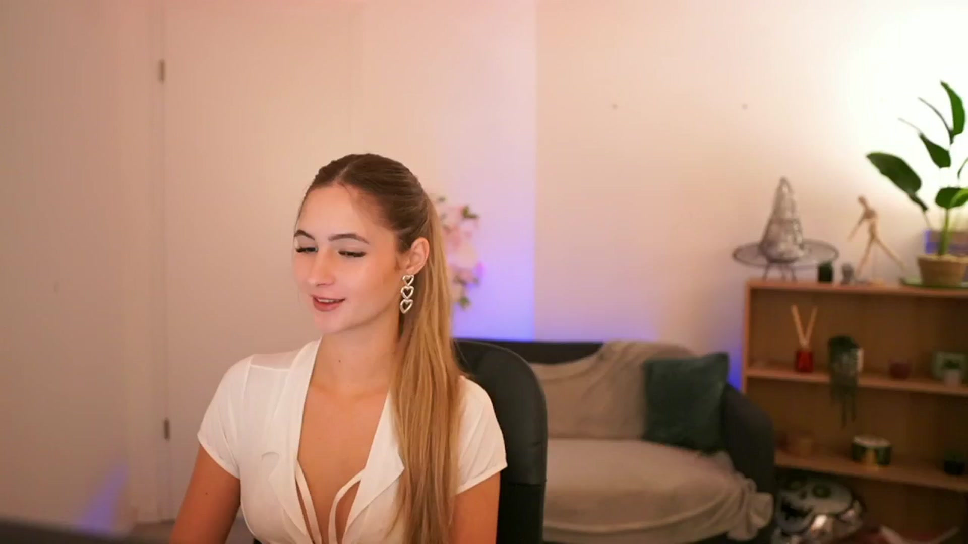 Gallery image thumbnail from CuteGirl_18's myfreecams stream on, 12/22/2024, 15:14 image 1 of 20