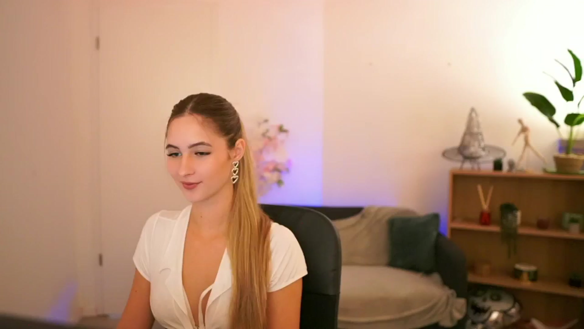 Gallery image thumbnail from CuteGirl_18's myfreecams stream on, 12/22/2024, 15:14 image 4 of 20