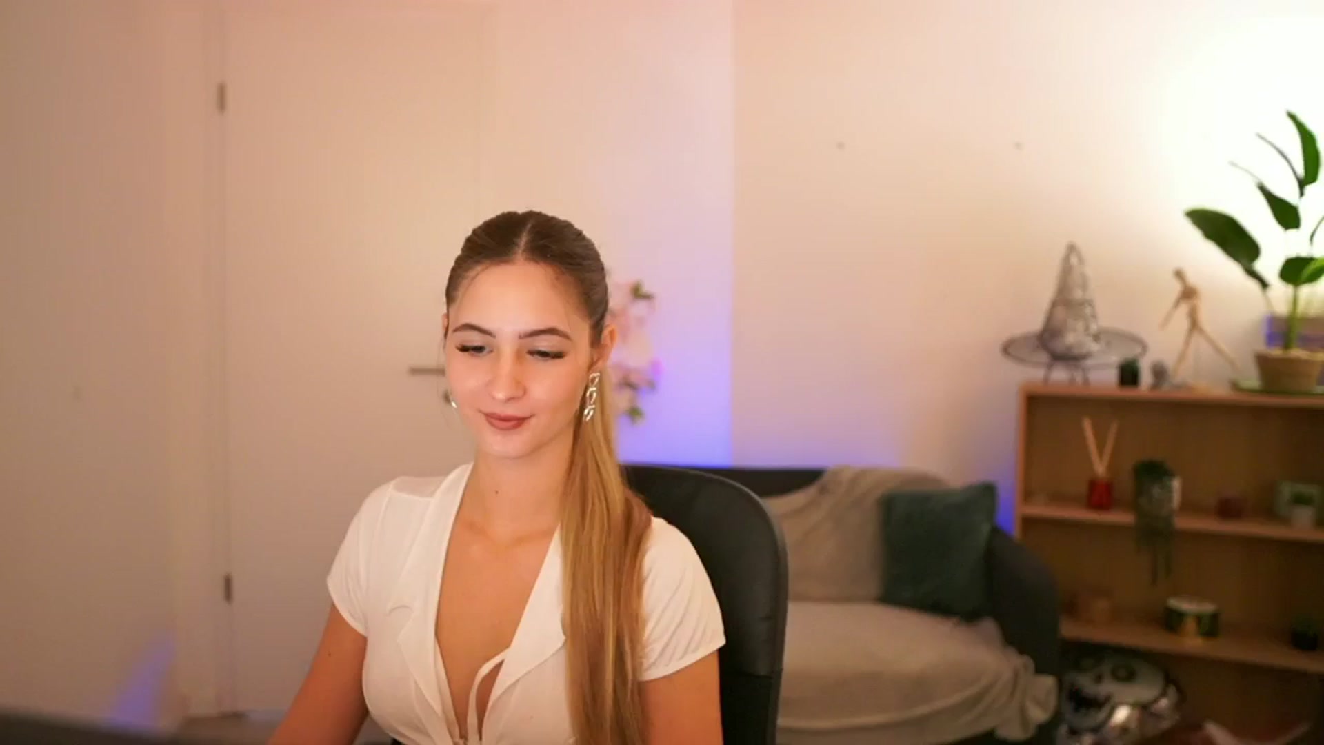 Gallery image thumbnail from CuteGirl_18's myfreecams stream on, 12/22/2024, 15:14 image 5 of 20