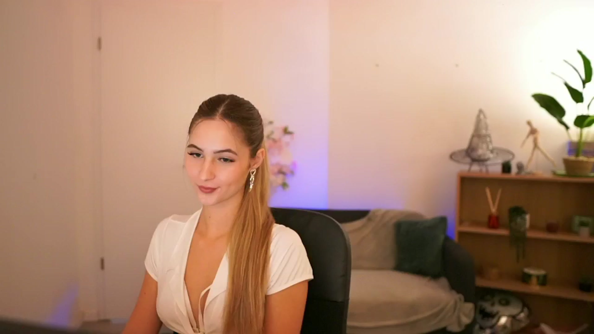 Gallery image thumbnail from CuteGirl_18's myfreecams stream on, 12/22/2024, 15:14 image 3 of 20