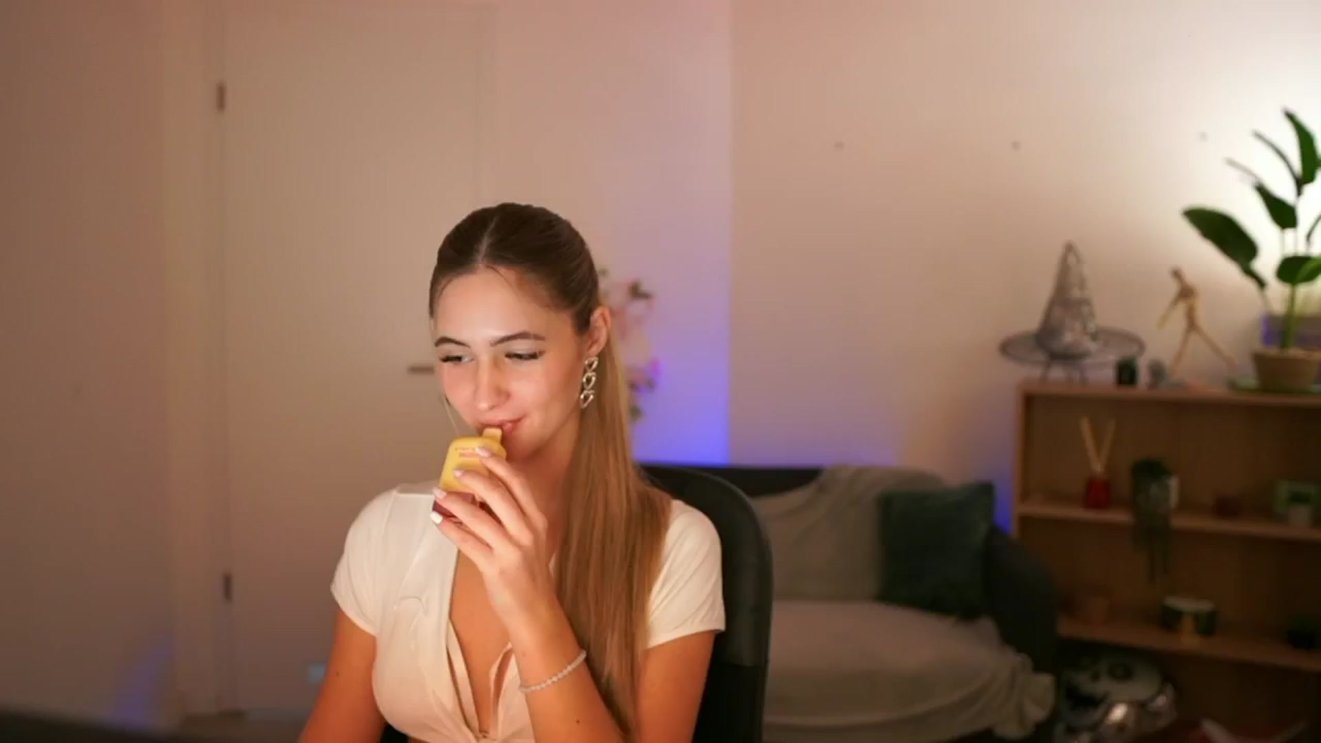 Gallery image thumbnail from CuteGirl_18's myfreecams stream on, 12/22/2024, 16:21 image 6 of 20