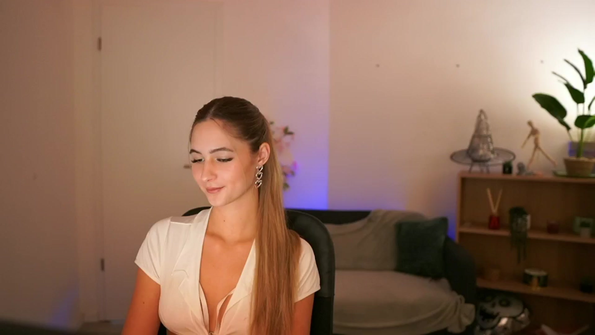 Gallery image thumbnail from CuteGirl_18's myfreecams stream on, 12/22/2024, 16:21 image 7 of 20