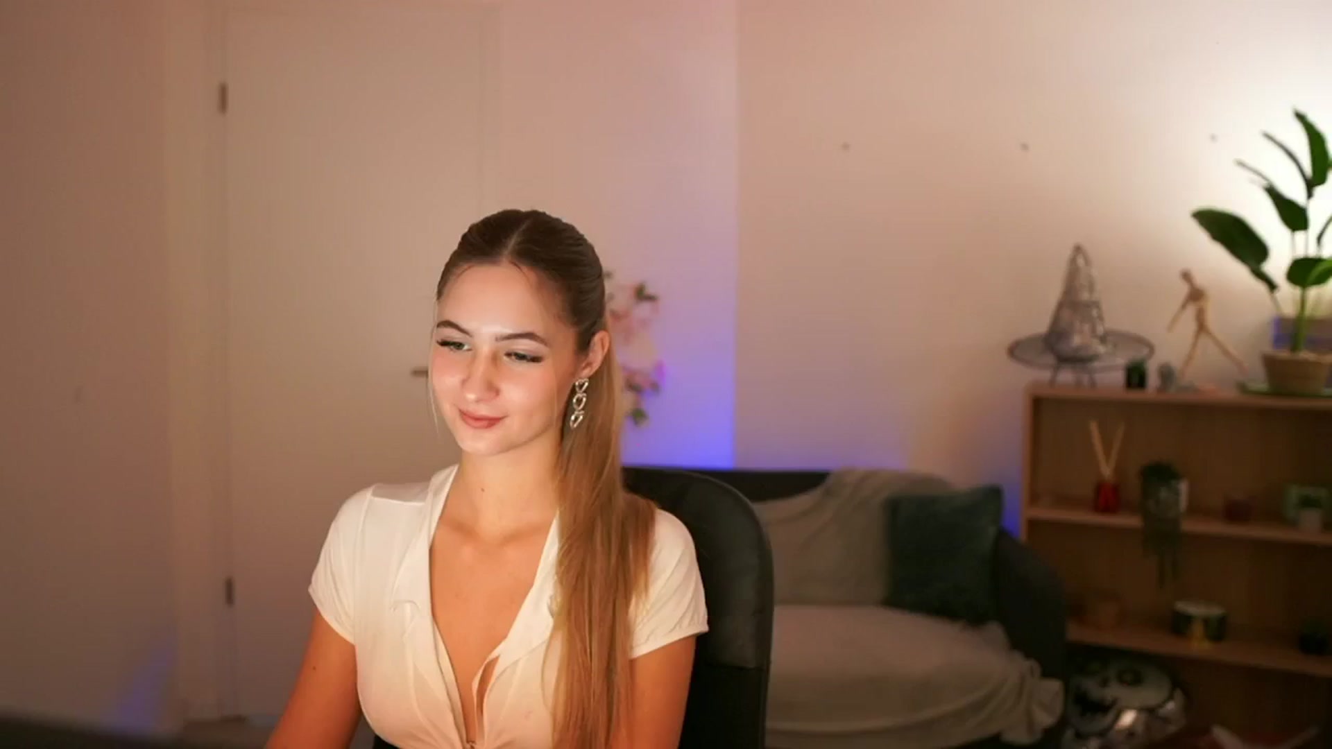 Gallery image thumbnail from CuteGirl_18's myfreecams stream on, 12/22/2024, 16:21 image 1 of 20