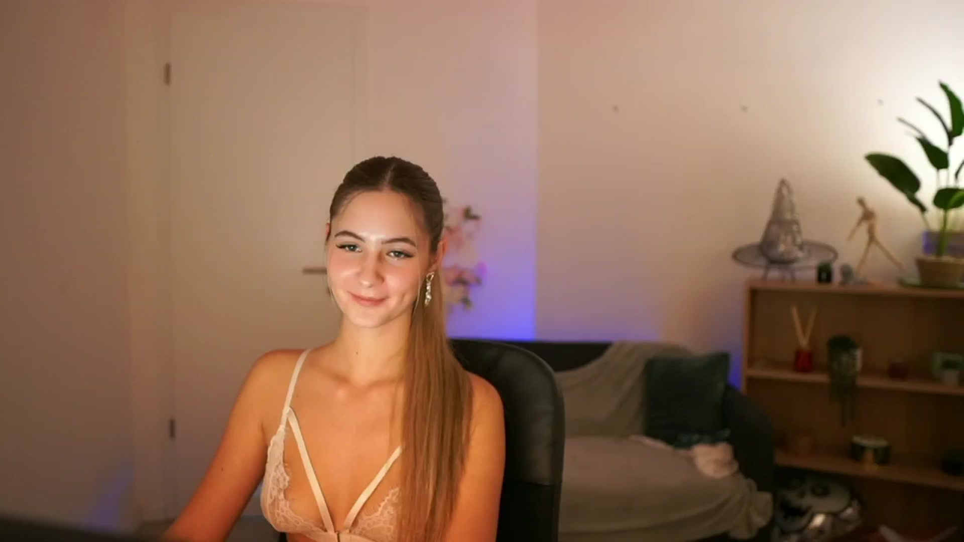 Gallery image thumbnail from CuteGirl_18's myfreecams stream on, 12/22/2024, 19:05 image 16 of 20