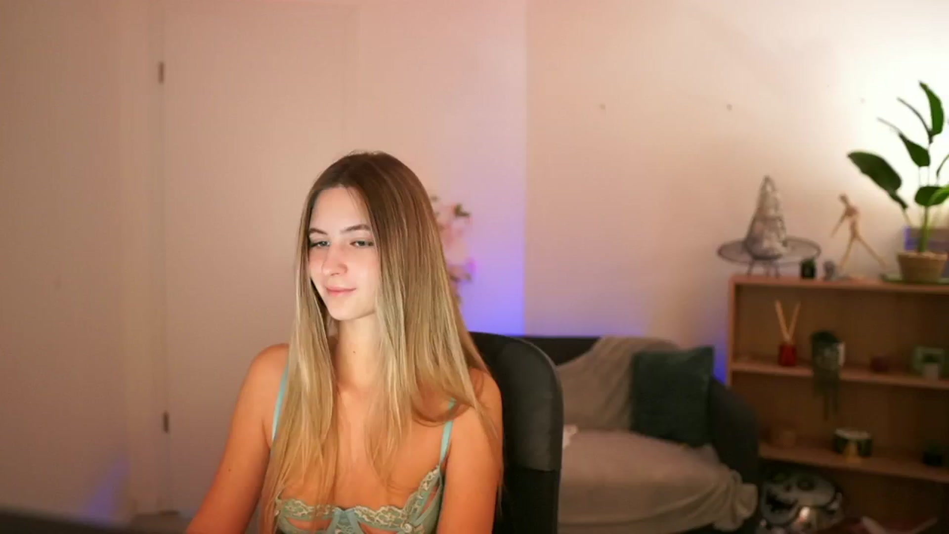 Gallery image thumbnail from CuteGirl_18's myfreecams stream on, 01/02/2025, 14:08 image 18 of 20